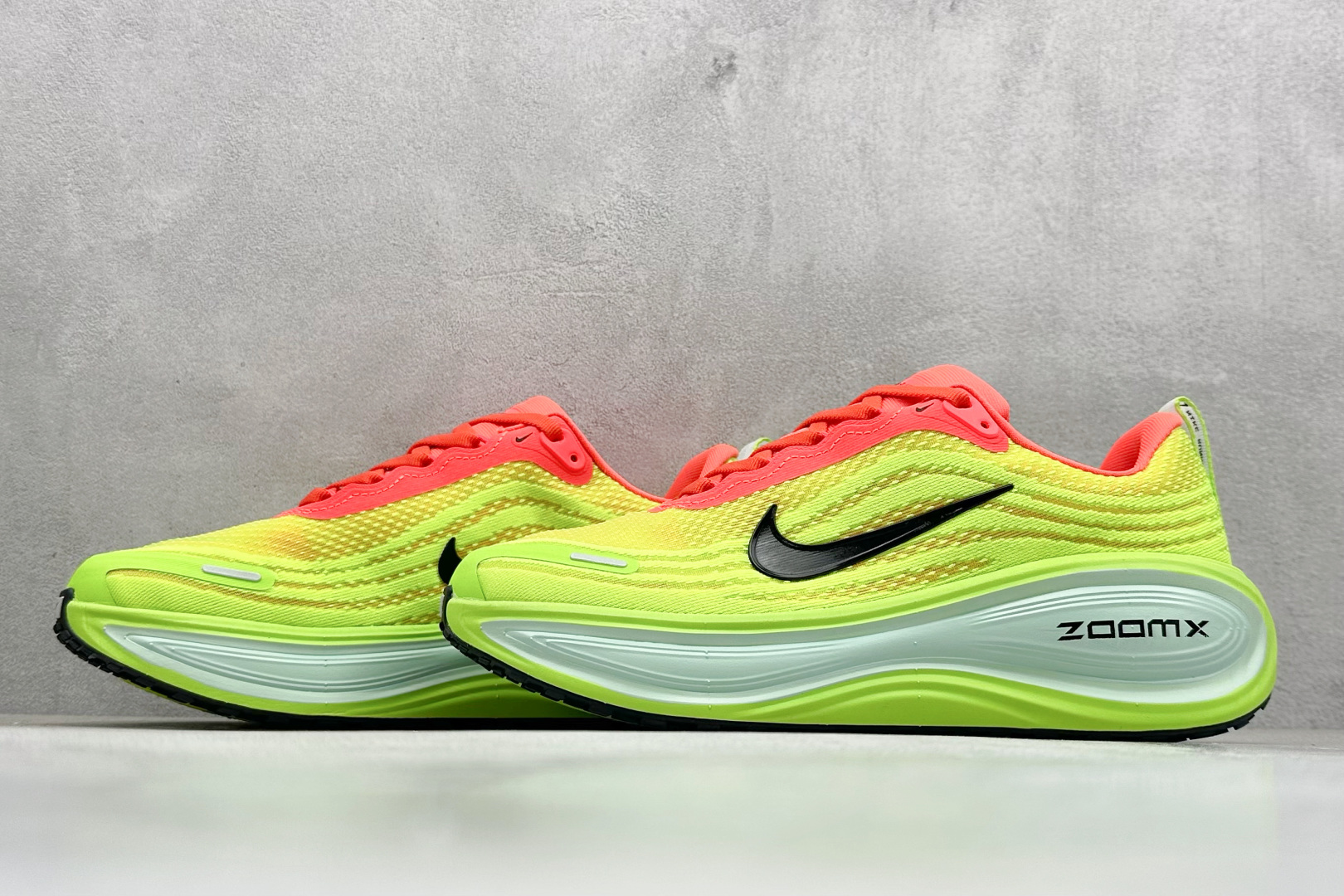 Nike Air Zoom Vomero PLUS 运动跑鞋  HV8150-600