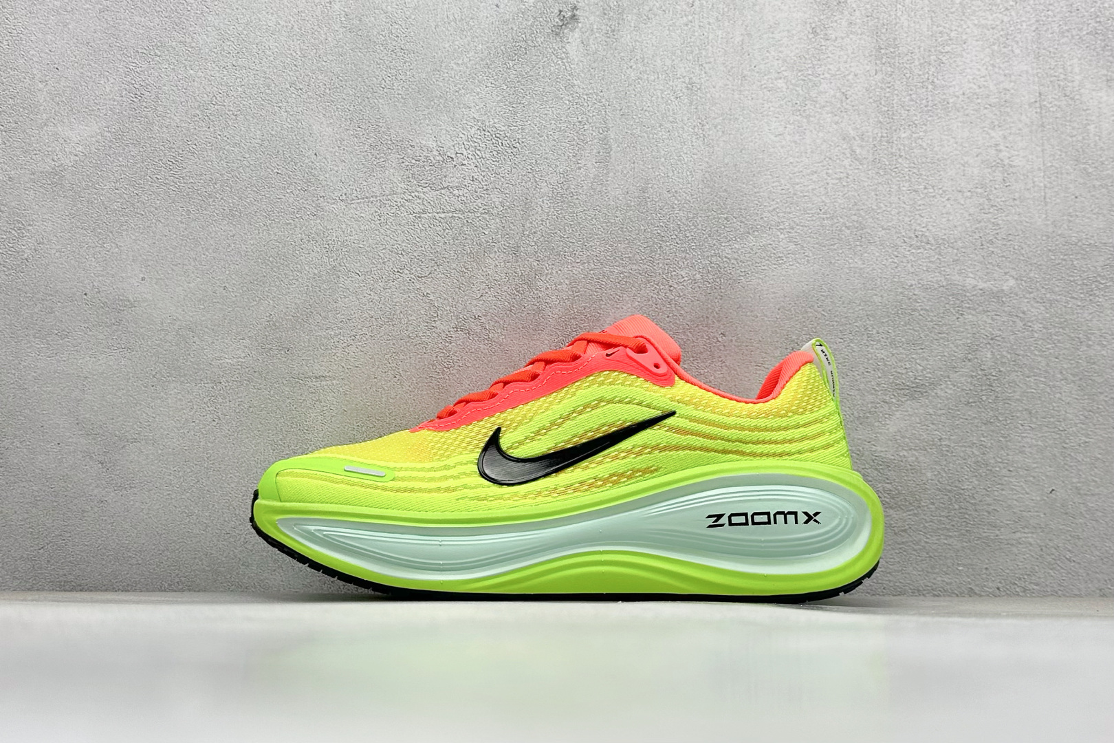 Nike Air Zoom Vomero PLUS 运动跑鞋  HV8150-600
