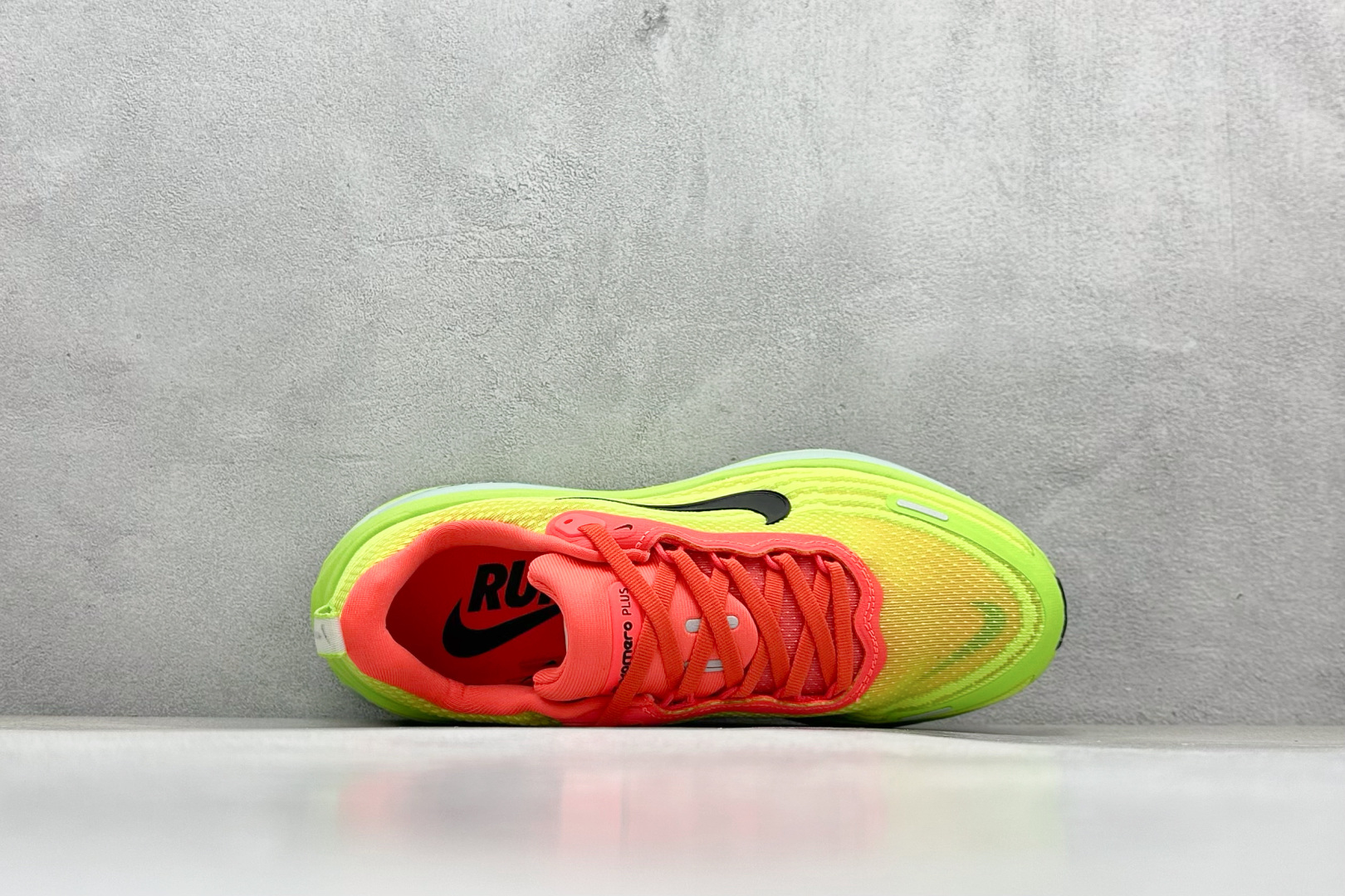 Nike Air Zoom Vomero PLUS 运动跑鞋  HV8150-600