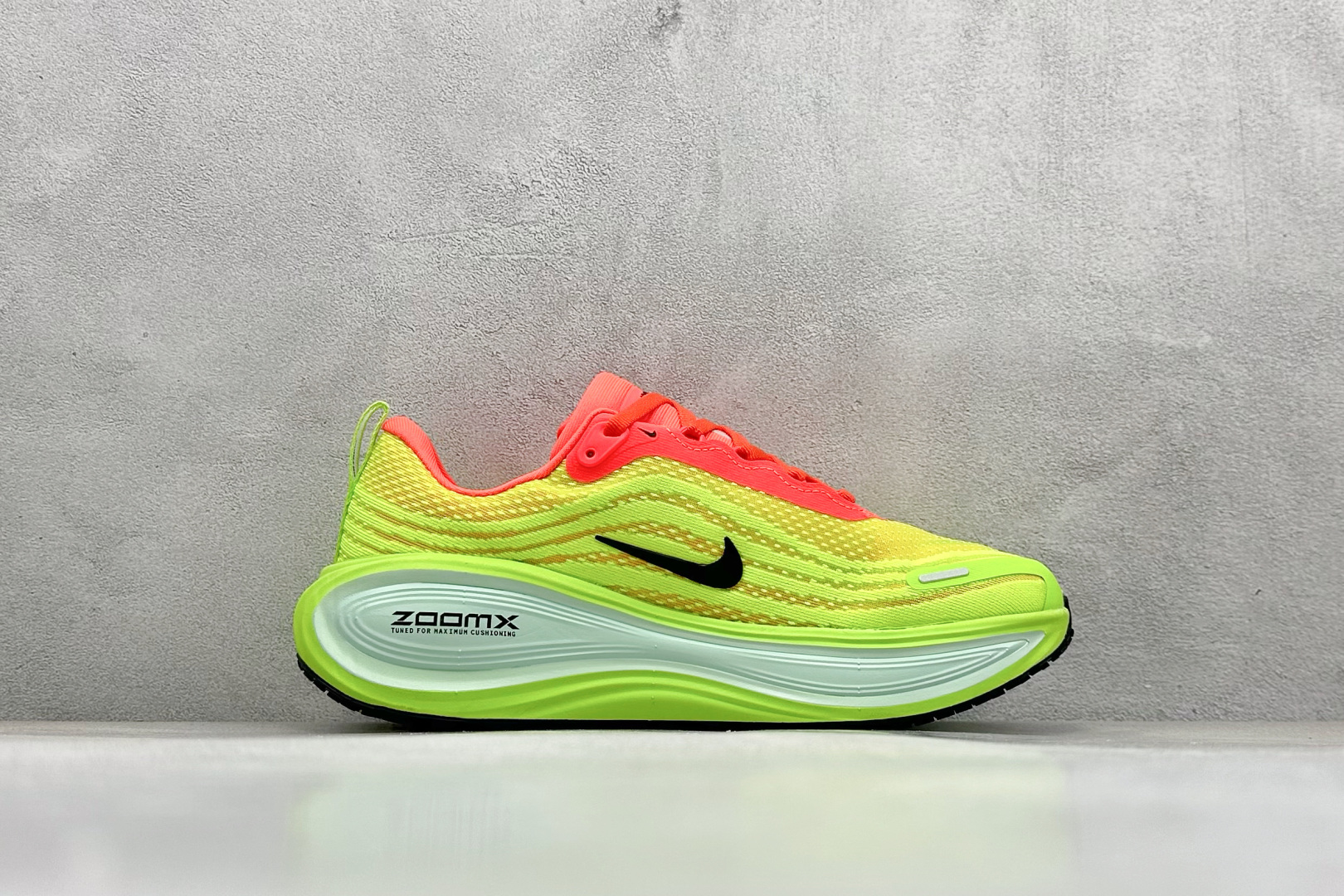 Nike Air Zoom Vomero PLUS 运动跑鞋  HV8150-600