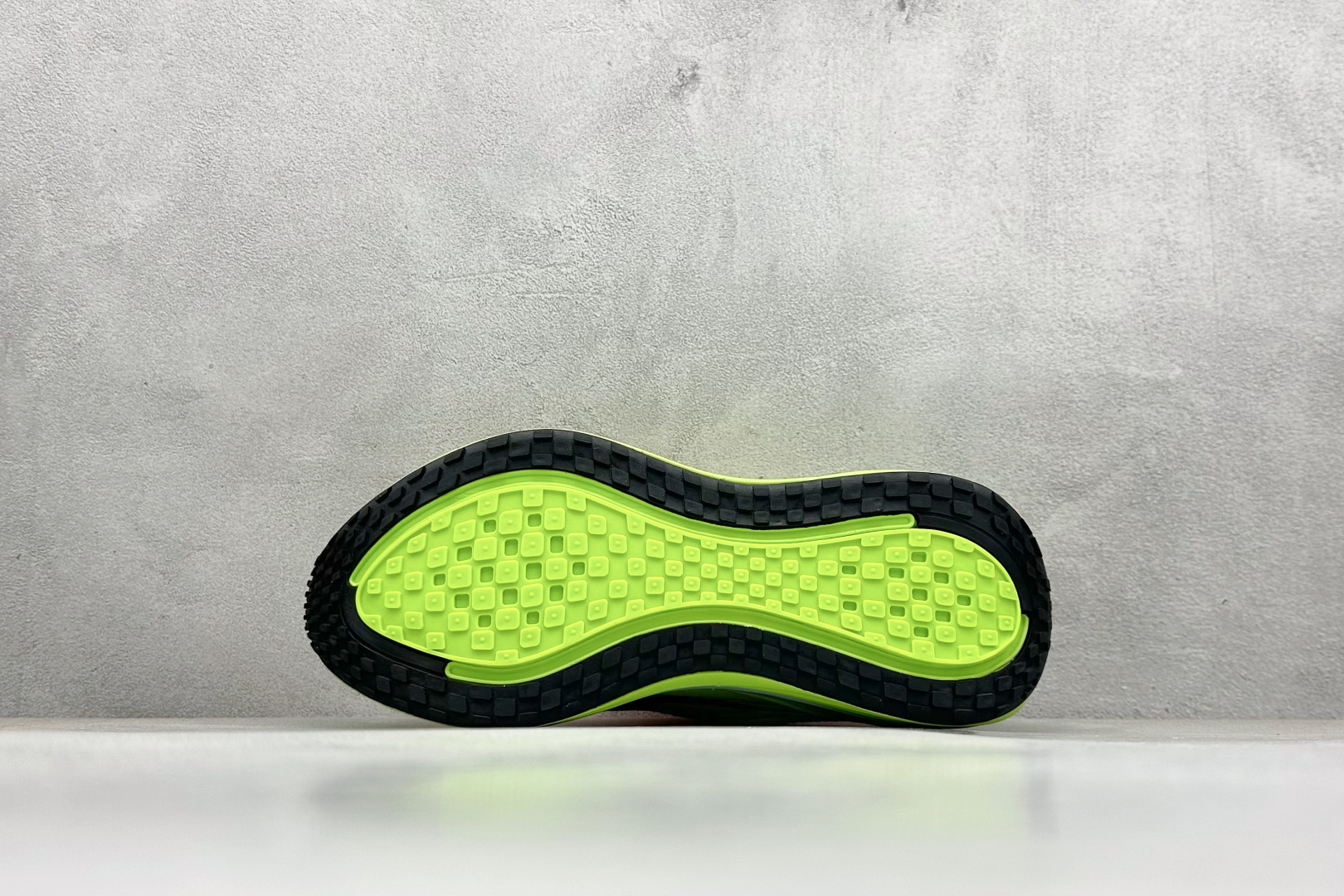 Nike Air Zoom Vomero PLUS 运动跑鞋  HV8150-600