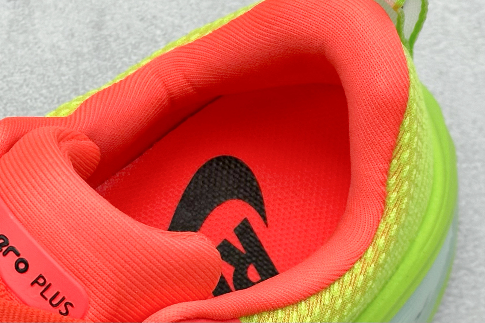 Nike Air Zoom Vomero PLUS 运动跑鞋  HV8150-600