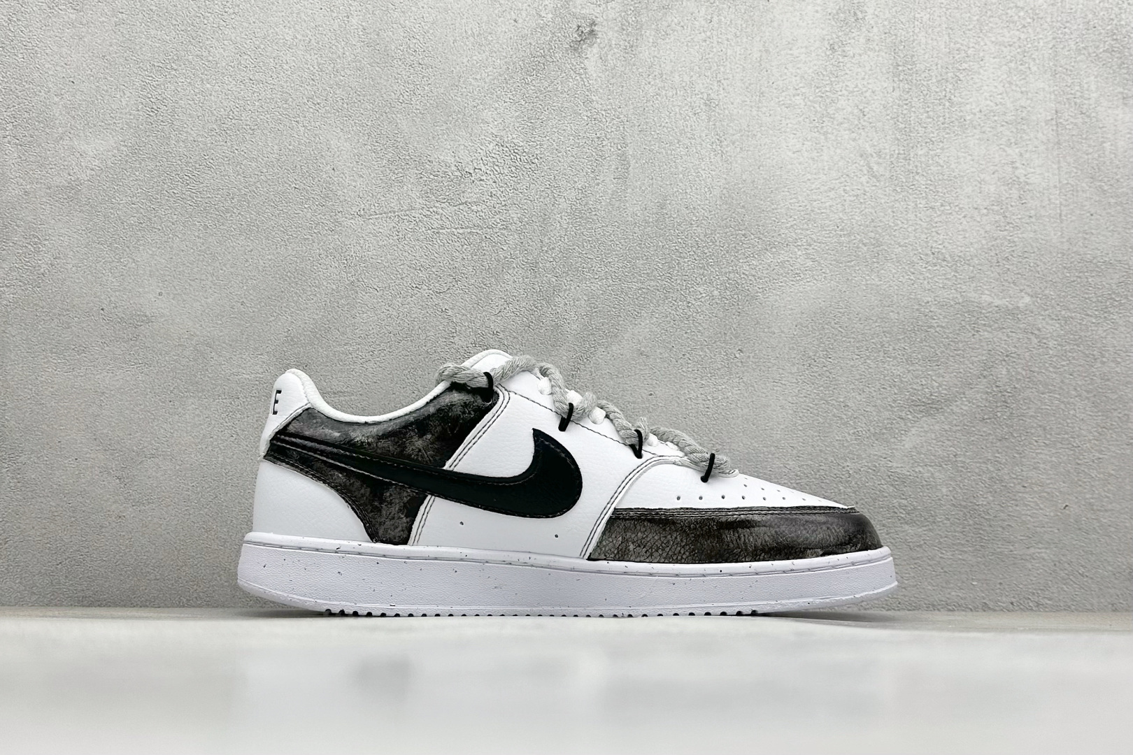 图片[2]-Nike Court Vision Low 绑带手绘涂鸦 休闲运动板鞋 低帮百搭透气休闲运动板鞋，经典耐用的设计，兼顾舒适脚感和出众风范，演绎匠心之作。结构性的支撑贴合感结合复古篮球设计，塑就场外全明星风范 货号： DH2987 101 尺码：36 36.5 37.5 38 38.5 39 40 40.5 41 42 42.5 43 44 44.5 45-选品中心