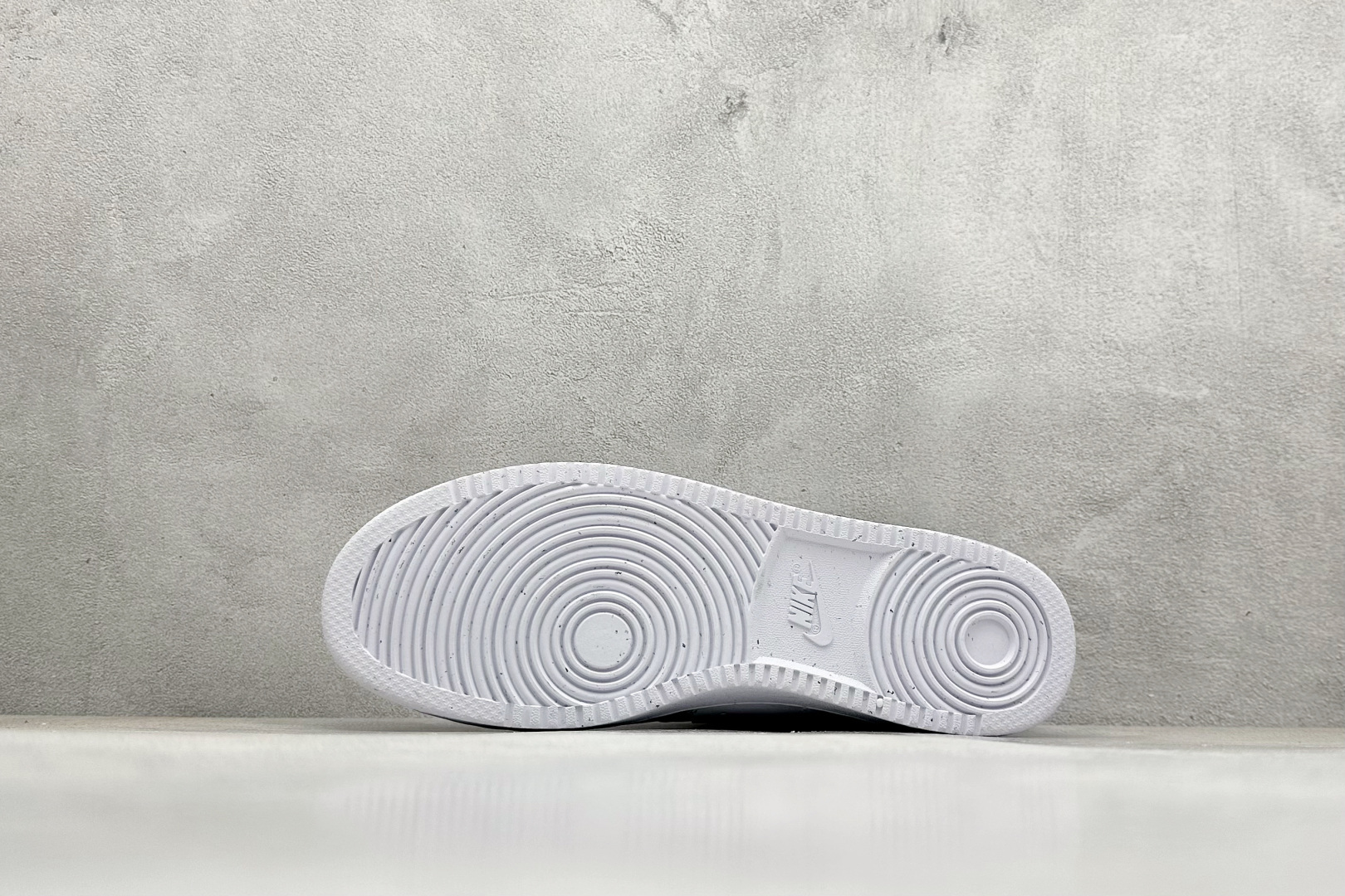 图片[4]-Nike Court Vision Low 绑带手绘涂鸦 休闲运动板鞋 低帮百搭透气休闲运动板鞋，经典耐用的设计，兼顾舒适脚感和出众风范，演绎匠心之作。结构性的支撑贴合感结合复古篮球设计，塑就场外全明星风范 货号： DH2987 101 尺码：36 36.5 37.5 38 38.5 39 40 40.5 41 42 42.5 43 44 44.5 45-选品中心