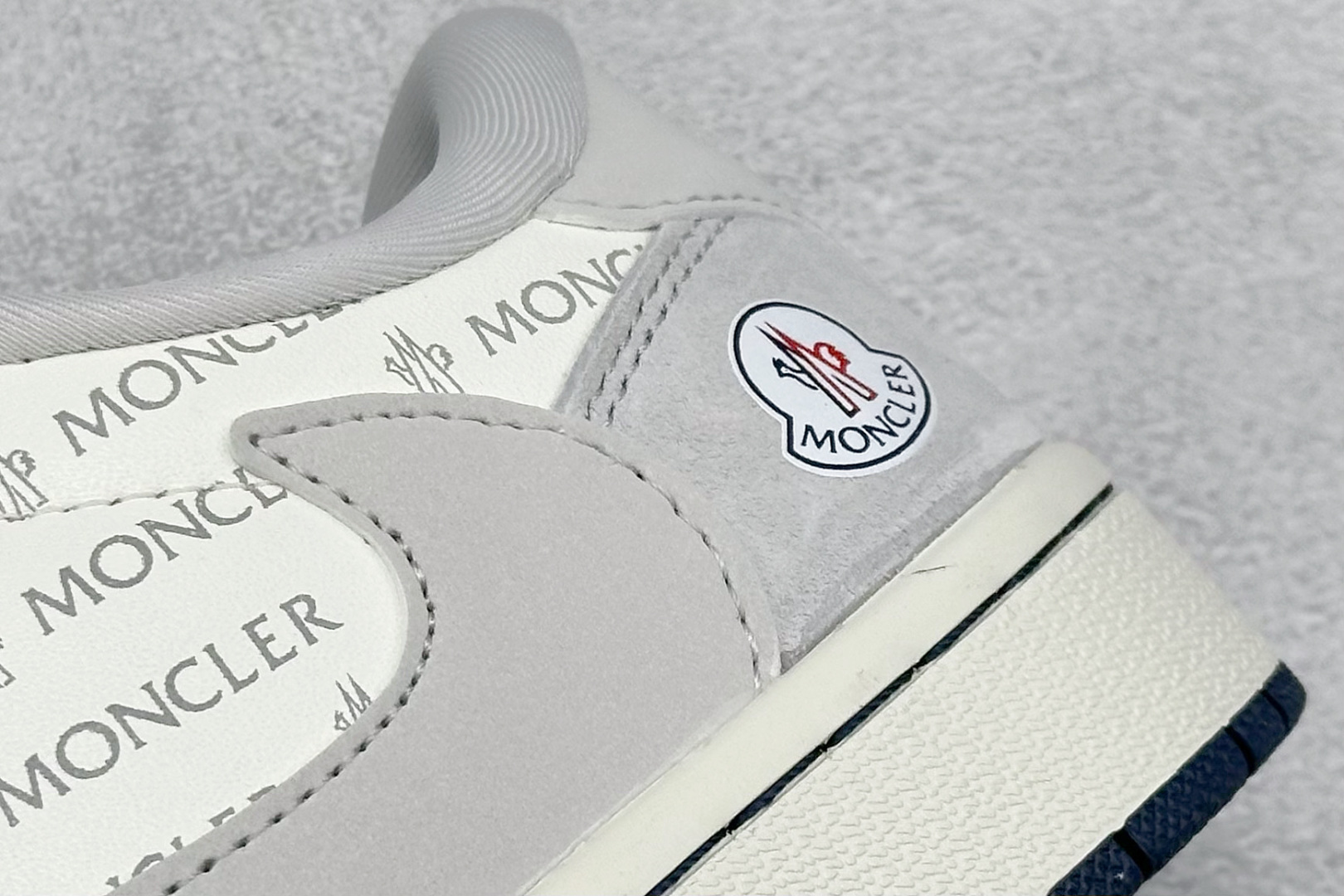 图片[9]-福利特价  Travis Scott x Fragment Design x Air Jordan 1 Low OG SP AJ1 乔1 蒙口联名 白灰英文 低帮文化休闲板鞋  #多方联名合作融合了Travis Scott 独特的音乐风格，藤原浩个性的设计风格以及Jordan品牌的经典元素 使其成为一双具有独特身份和价值的鞋子 清新而立体的外观加上联名标识更突出了其独特身份 这种配色方案显示出活力和时尚感 在视觉上引人注目 鞋身的质感和细腻的细节处理使其显得高端而格调十足 这款“倒钩”联名是设计与创意完美结合 融合多方的个性风格是一款备受瞩目的潮流鞋款 货号：AG3702-806  尺码：36 36.5 37.5 38 38.5 39 40 40.5 41 42 42.5 43 44 44.5 45-选品中心