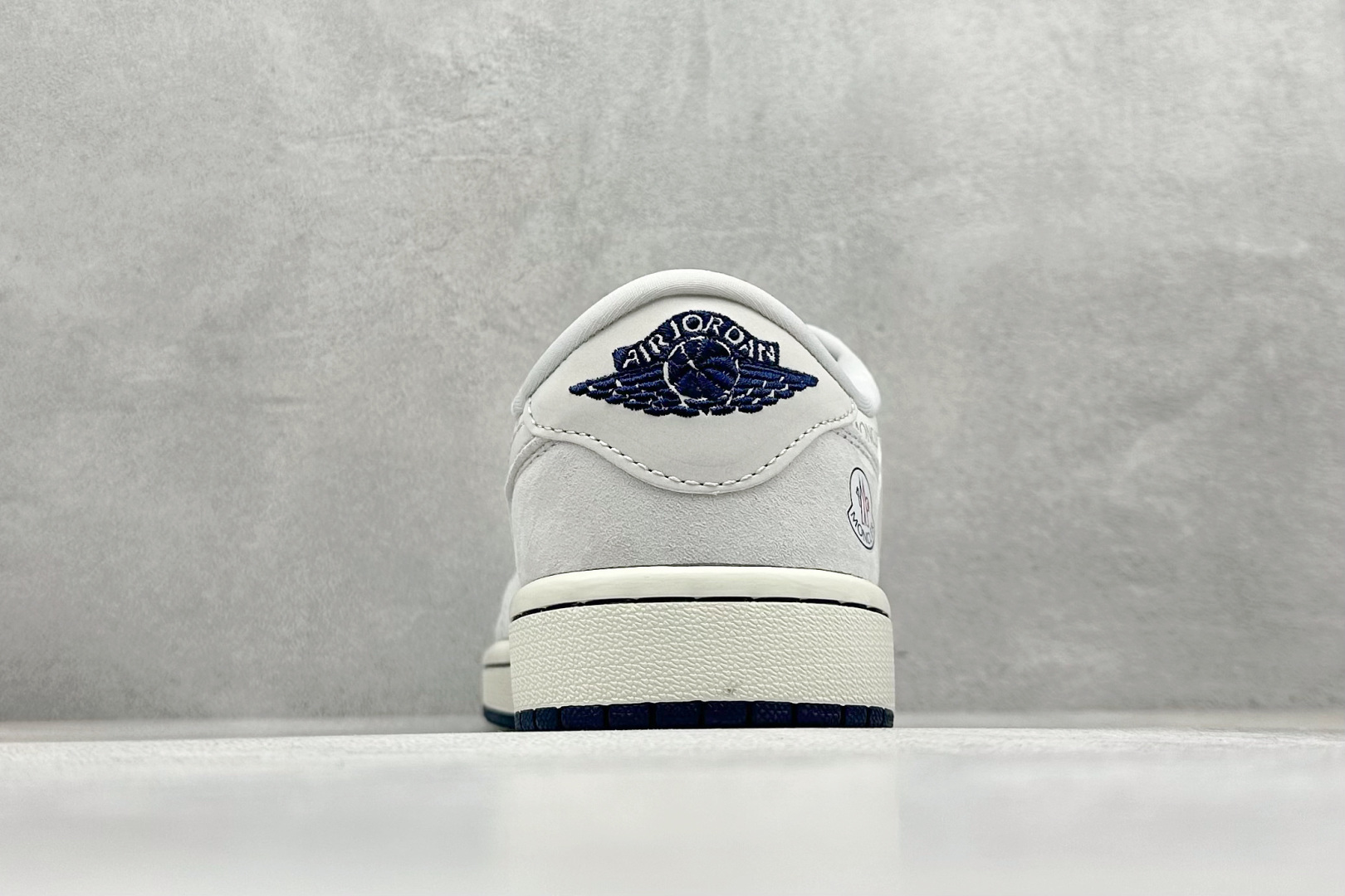 图片[6]-福利特价  Travis Scott x Fragment Design x Air Jordan 1 Low OG SP AJ1 乔1 蒙口联名 白灰英文 低帮文化休闲板鞋  #多方联名合作融合了Travis Scott 独特的音乐风格，藤原浩个性的设计风格以及Jordan品牌的经典元素 使其成为一双具有独特身份和价值的鞋子 清新而立体的外观加上联名标识更突出了其独特身份 这种配色方案显示出活力和时尚感 在视觉上引人注目 鞋身的质感和细腻的细节处理使其显得高端而格调十足 这款“倒钩”联名是设计与创意完美结合 融合多方的个性风格是一款备受瞩目的潮流鞋款 货号：AG3702-806  尺码：36 36.5 37.5 38 38.5 39 40 40.5 41 42 42.5 43 44 44.5 45-选品中心