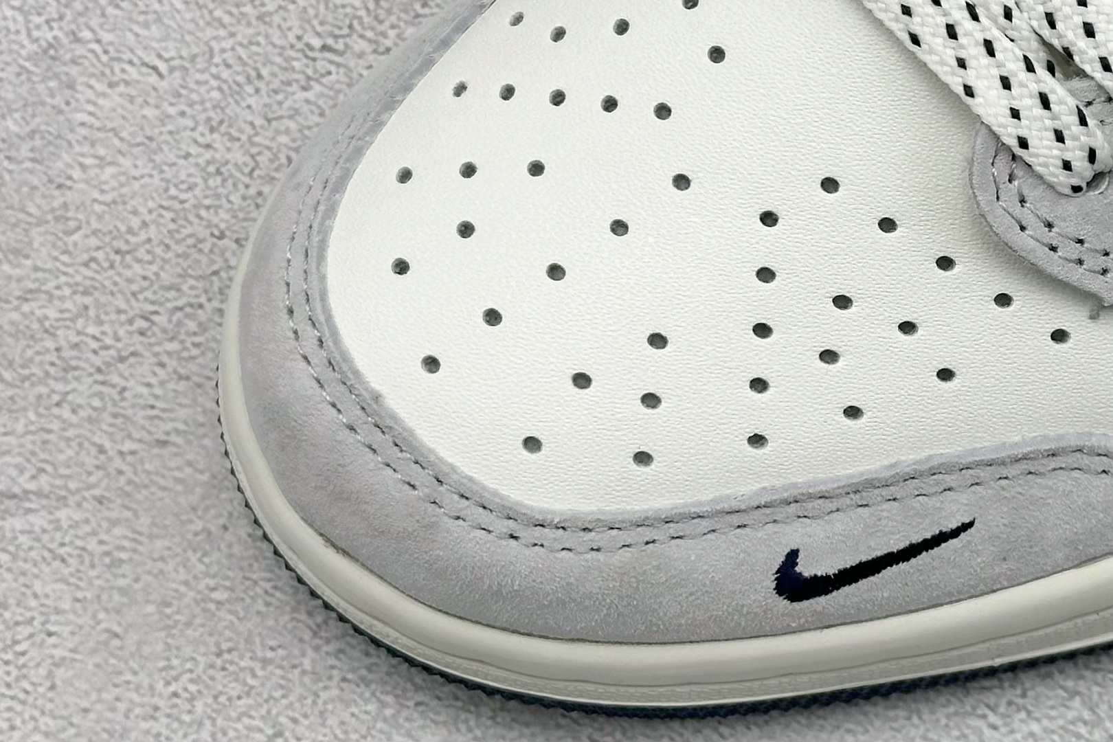 图片[7]-福利特价  Travis Scott x Fragment Design x Air Jordan 1 Low OG SP AJ1 乔1 蒙口联名 白灰英文 低帮文化休闲板鞋  #多方联名合作融合了Travis Scott 独特的音乐风格，藤原浩个性的设计风格以及Jordan品牌的经典元素 使其成为一双具有独特身份和价值的鞋子 清新而立体的外观加上联名标识更突出了其独特身份 这种配色方案显示出活力和时尚感 在视觉上引人注目 鞋身的质感和细腻的细节处理使其显得高端而格调十足 这款“倒钩”联名是设计与创意完美结合 融合多方的个性风格是一款备受瞩目的潮流鞋款 货号：AG3702-806  尺码：36 36.5 37.5 38 38.5 39 40 40.5 41 42 42.5 43 44 44.5 45-选品中心