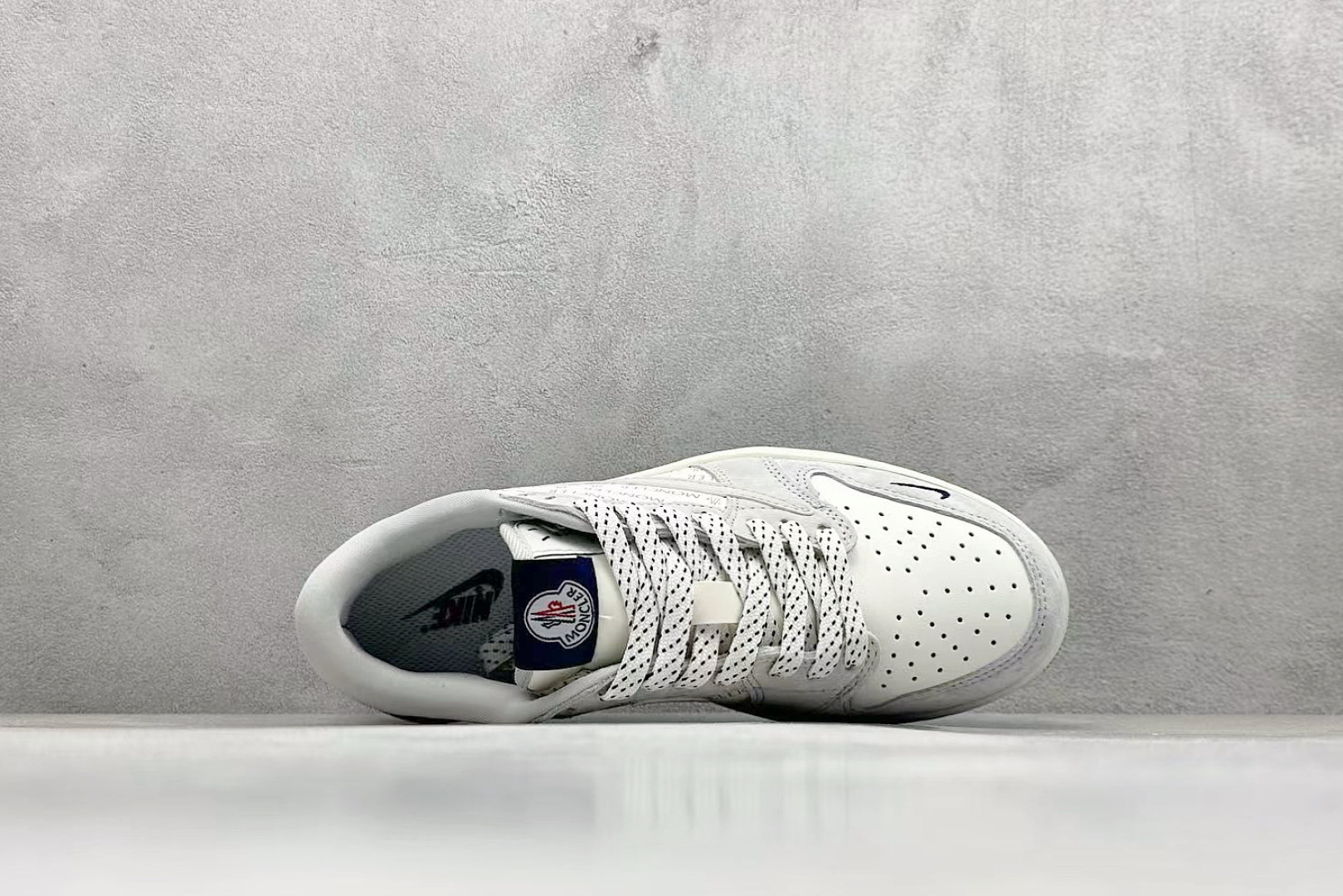 图片[3]-福利特价  Travis Scott x Fragment Design x Air Jordan 1 Low OG SP AJ1 乔1 蒙口联名 白灰英文 低帮文化休闲板鞋  #多方联名合作融合了Travis Scott 独特的音乐风格，藤原浩个性的设计风格以及Jordan品牌的经典元素 使其成为一双具有独特身份和价值的鞋子 清新而立体的外观加上联名标识更突出了其独特身份 这种配色方案显示出活力和时尚感 在视觉上引人注目 鞋身的质感和细腻的细节处理使其显得高端而格调十足 这款“倒钩”联名是设计与创意完美结合 融合多方的个性风格是一款备受瞩目的潮流鞋款 货号：AG3702-806  尺码：36 36.5 37.5 38 38.5 39 40 40.5 41 42 42.5 43 44 44.5 45-选品中心