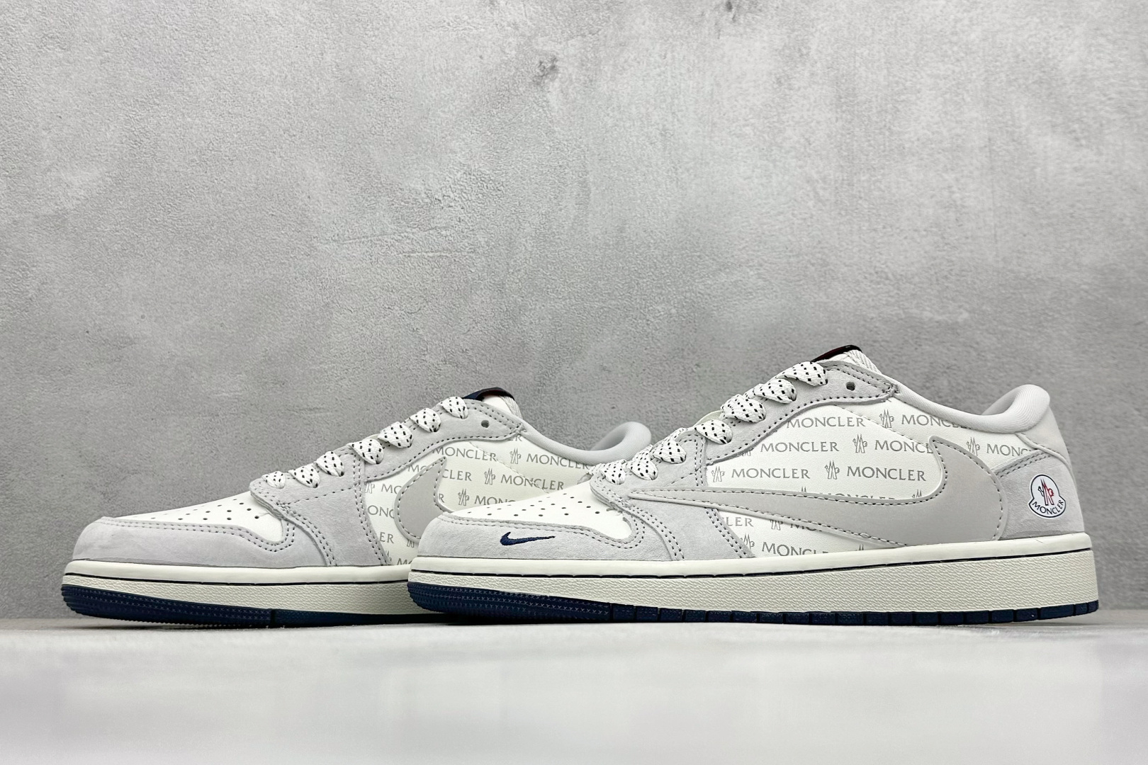 图片[5]-福利特价  Travis Scott x Fragment Design x Air Jordan 1 Low OG SP AJ1 乔1 蒙口联名 白灰英文 低帮文化休闲板鞋  #多方联名合作融合了Travis Scott 独特的音乐风格，藤原浩个性的设计风格以及Jordan品牌的经典元素 使其成为一双具有独特身份和价值的鞋子 清新而立体的外观加上联名标识更突出了其独特身份 这种配色方案显示出活力和时尚感 在视觉上引人注目 鞋身的质感和细腻的细节处理使其显得高端而格调十足 这款“倒钩”联名是设计与创意完美结合 融合多方的个性风格是一款备受瞩目的潮流鞋款 货号：AG3702-806  尺码：36 36.5 37.5 38 38.5 39 40 40.5 41 42 42.5 43 44 44.5 45-选品中心