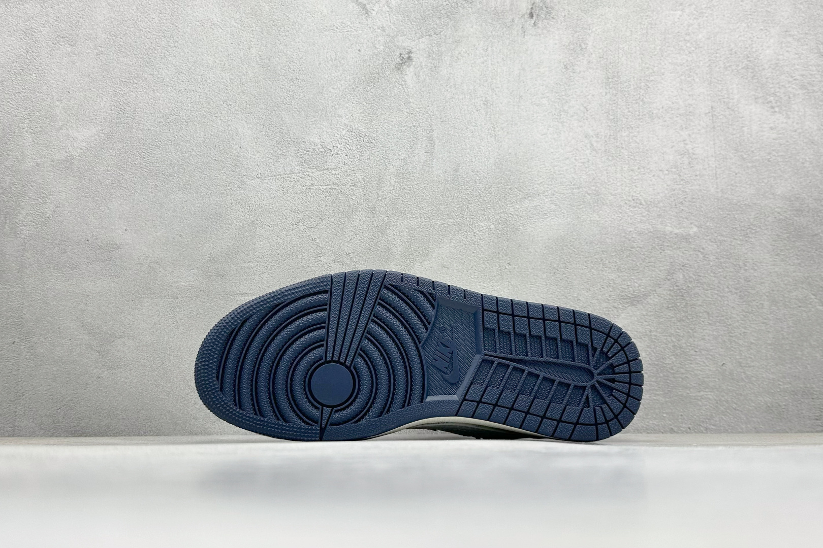 图片[4]-福利特价  Travis Scott x Fragment Design x Air Jordan 1 Low OG SP AJ1 乔1 蒙口联名 白灰英文 低帮文化休闲板鞋  #多方联名合作融合了Travis Scott 独特的音乐风格，藤原浩个性的设计风格以及Jordan品牌的经典元素 使其成为一双具有独特身份和价值的鞋子 清新而立体的外观加上联名标识更突出了其独特身份 这种配色方案显示出活力和时尚感 在视觉上引人注目 鞋身的质感和细腻的细节处理使其显得高端而格调十足 这款“倒钩”联名是设计与创意完美结合 融合多方的个性风格是一款备受瞩目的潮流鞋款 货号：AG3702-806  尺码：36 36.5 37.5 38 38.5 39 40 40.5 41 42 42.5 43 44 44.5 45-选品中心