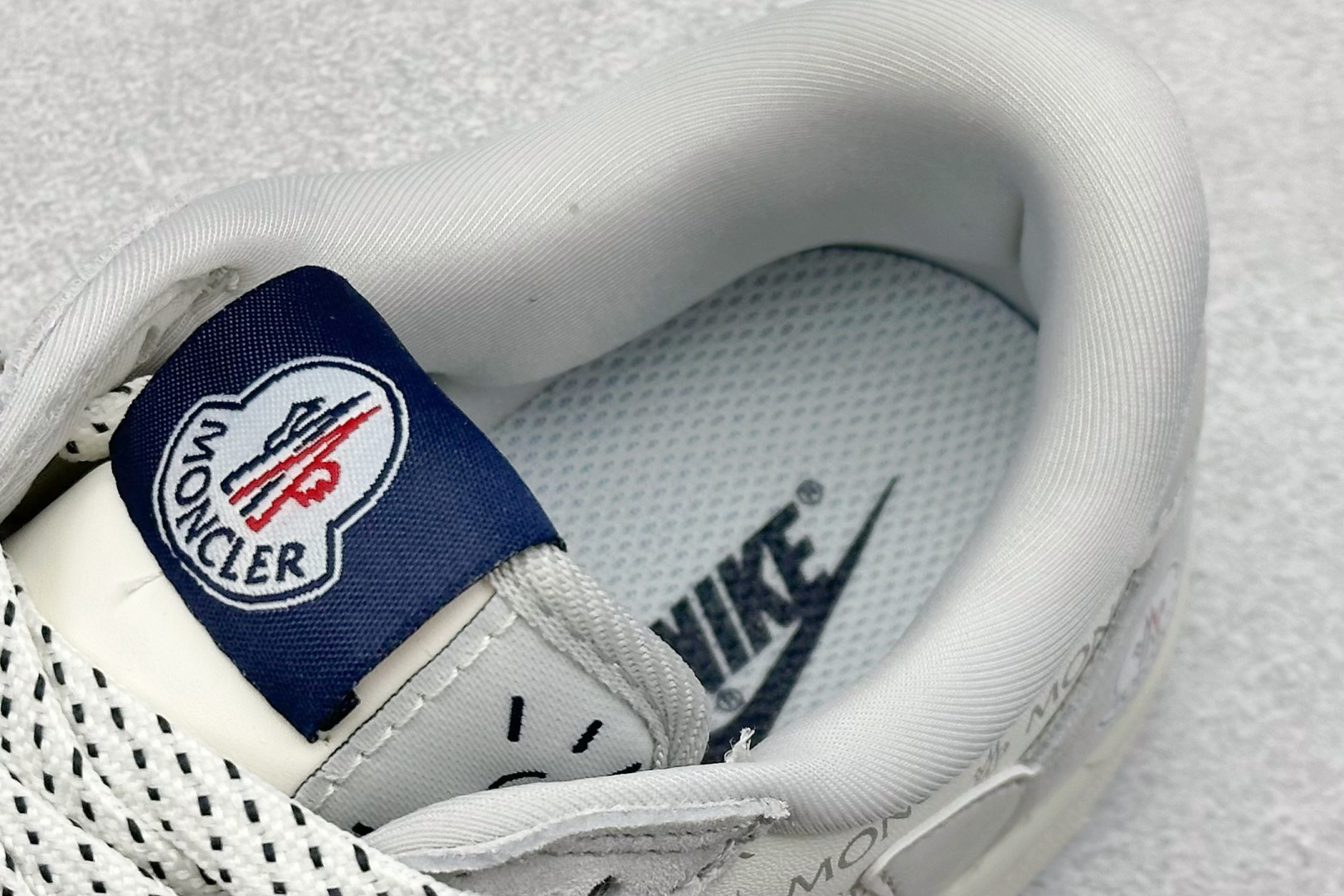 图片[8]-福利特价  Travis Scott x Fragment Design x Air Jordan 1 Low OG SP AJ1 乔1 蒙口联名 白灰英文 低帮文化休闲板鞋  #多方联名合作融合了Travis Scott 独特的音乐风格，藤原浩个性的设计风格以及Jordan品牌的经典元素 使其成为一双具有独特身份和价值的鞋子 清新而立体的外观加上联名标识更突出了其独特身份 这种配色方案显示出活力和时尚感 在视觉上引人注目 鞋身的质感和细腻的细节处理使其显得高端而格调十足 这款“倒钩”联名是设计与创意完美结合 融合多方的个性风格是一款备受瞩目的潮流鞋款 货号：AG3702-806  尺码：36 36.5 37.5 38 38.5 39 40 40.5 41 42 42.5 43 44 44.5 45-选品中心