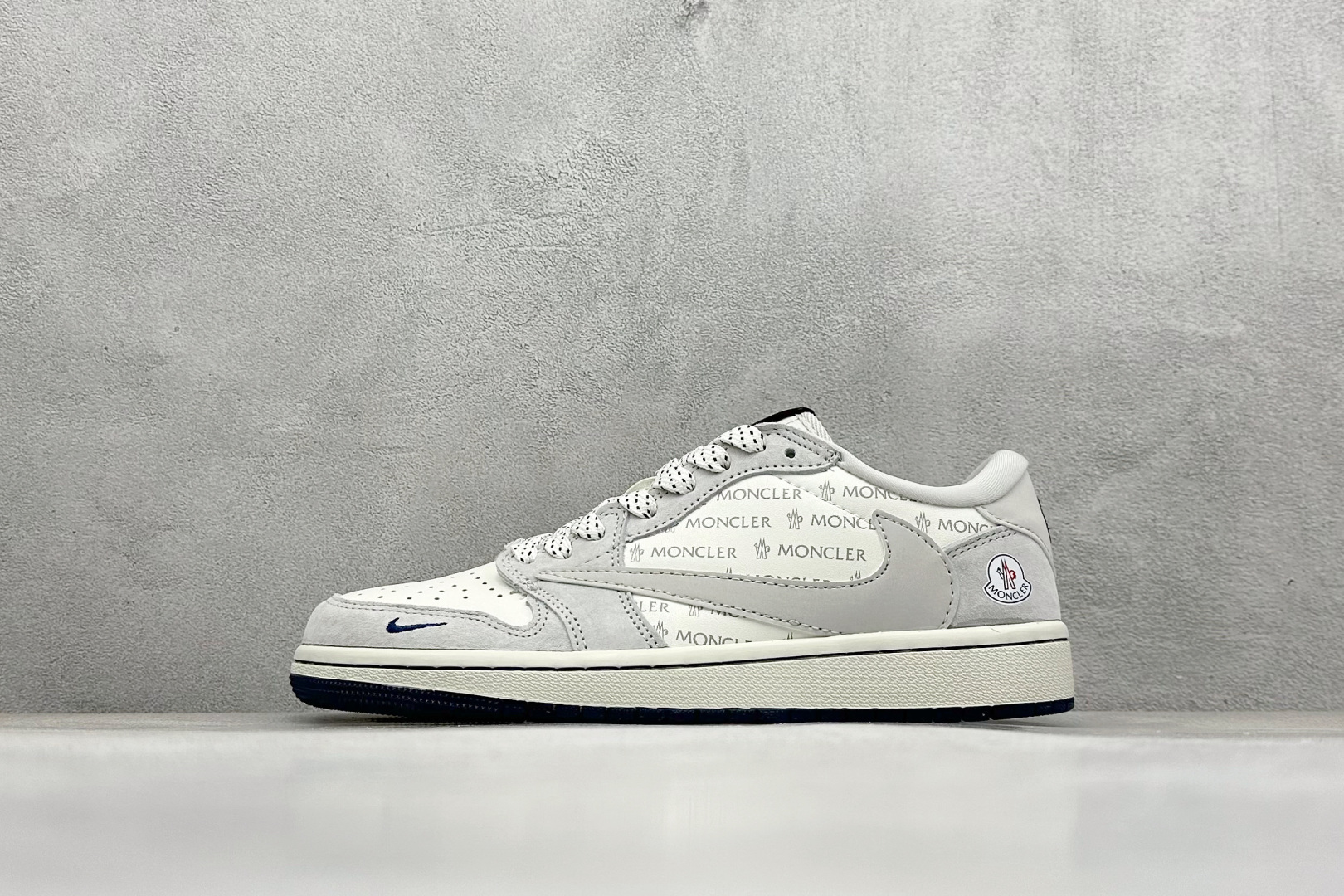 福利特价  Travis Scott x Fragment Design x Air Jordan 1 Low OG SP AJ1 乔1 蒙口联名 白灰英文 低帮文化休闲板鞋  #多方联名合作融合了Travis Scott 独特的音乐风格，藤原浩个性的设计风格以及Jordan品牌的经典元素 使其成为一双具有独特身份和价值的鞋子 清新而立体的外观加上联名标识更突出了其独特身份 这种配色方案显示出活力和时尚感 在视觉上引人注目 鞋身的质感和细腻的细节处理使其显得高端而格调十足 这款“倒钩”联名是设计与创意完美结合 融合多方的个性风格是一款备受瞩目的潮流鞋款 货号：AG3702-806  尺码：36 36.5 37.5 38 38.5 39 40 40.5 41 42 42.5 43 44 44.5 45-选品中心