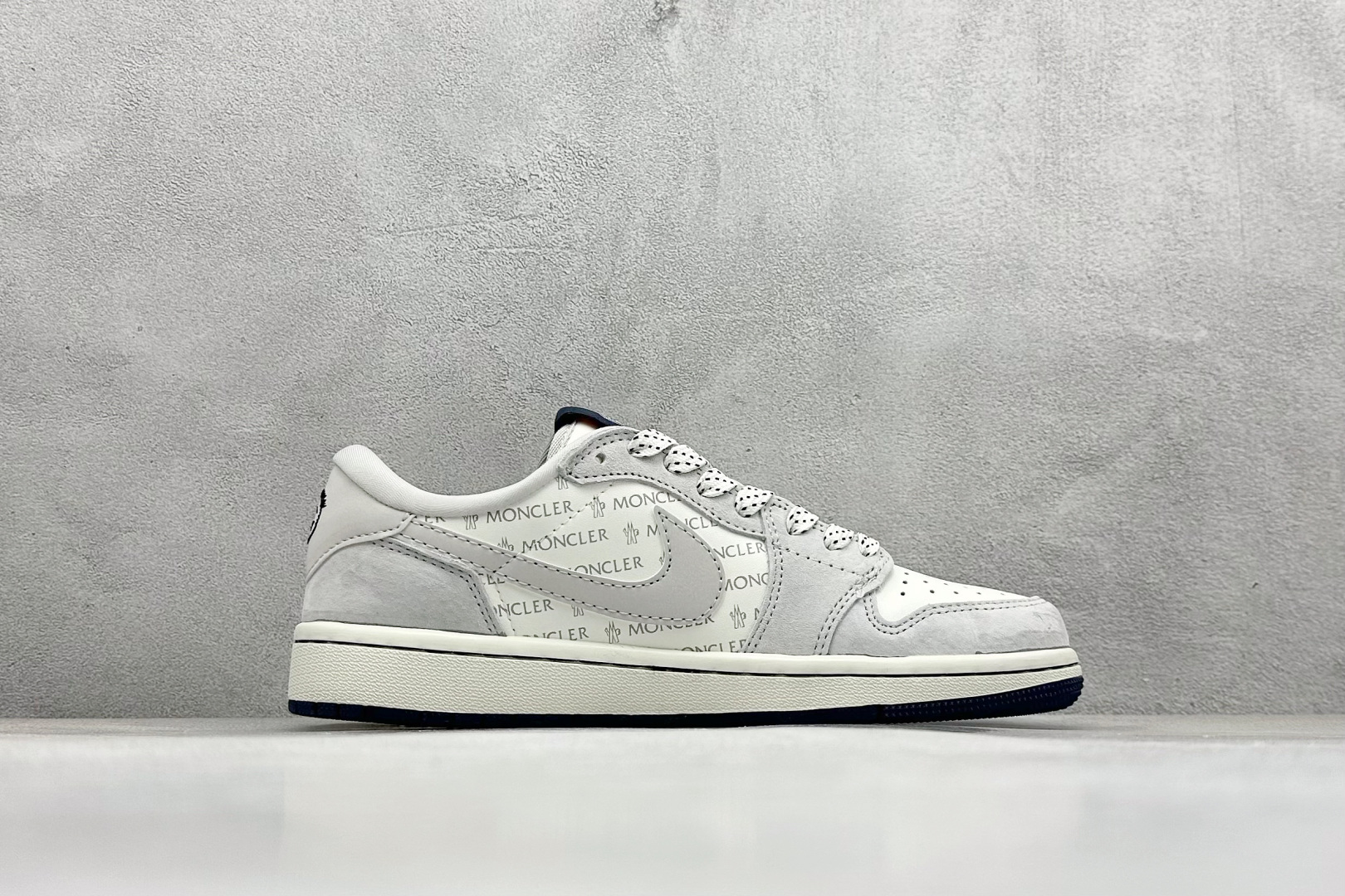 图片[2]-福利特价  Travis Scott x Fragment Design x Air Jordan 1 Low OG SP AJ1 乔1 蒙口联名 白灰英文 低帮文化休闲板鞋  #多方联名合作融合了Travis Scott 独特的音乐风格，藤原浩个性的设计风格以及Jordan品牌的经典元素 使其成为一双具有独特身份和价值的鞋子 清新而立体的外观加上联名标识更突出了其独特身份 这种配色方案显示出活力和时尚感 在视觉上引人注目 鞋身的质感和细腻的细节处理使其显得高端而格调十足 这款“倒钩”联名是设计与创意完美结合 融合多方的个性风格是一款备受瞩目的潮流鞋款 货号：AG3702-806  尺码：36 36.5 37.5 38 38.5 39 40 40.5 41 42 42.5 43 44 44.5 45-选品中心