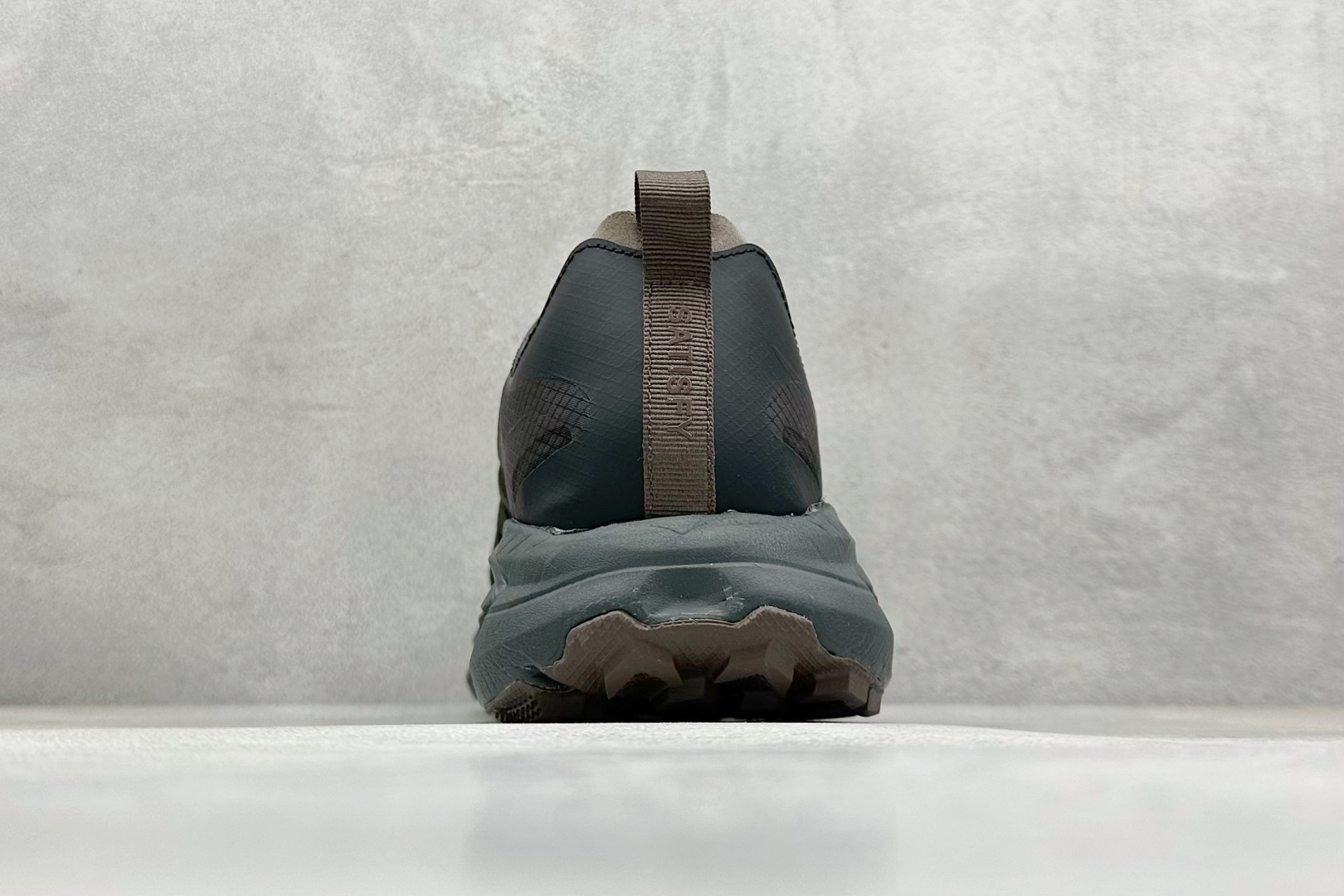  放店私
BF版Satisfy xHOKA ONE ONE Mafate Speed 4 低帮专业越野跑