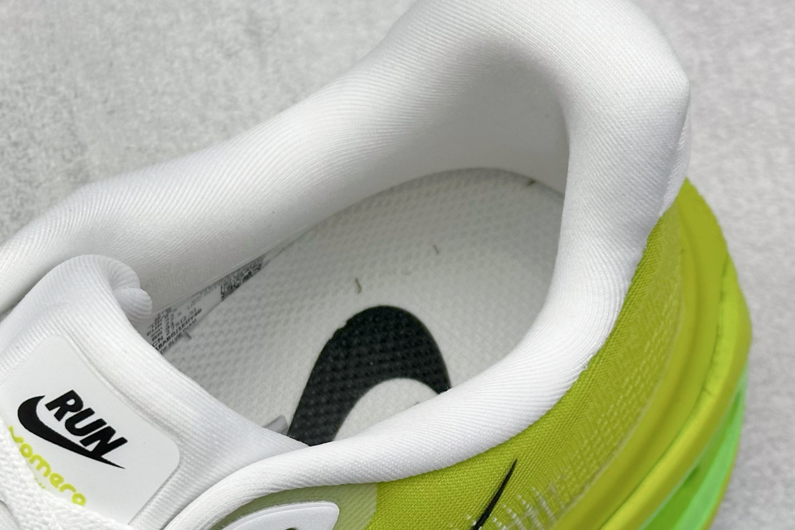 NIKE VOMERO PREMIUM 全掌气垫纤维气柱网面跑步鞋 HQ2050-558