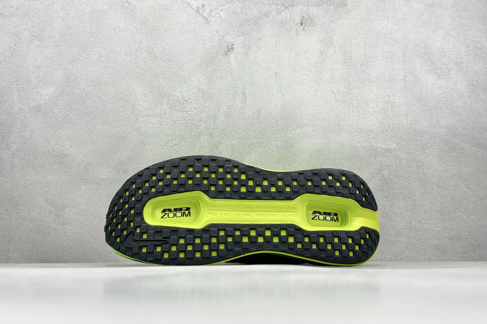 NIKE VOMERO PREMIUM 全掌气垫纤维气柱网面跑步鞋 HQ2050-558