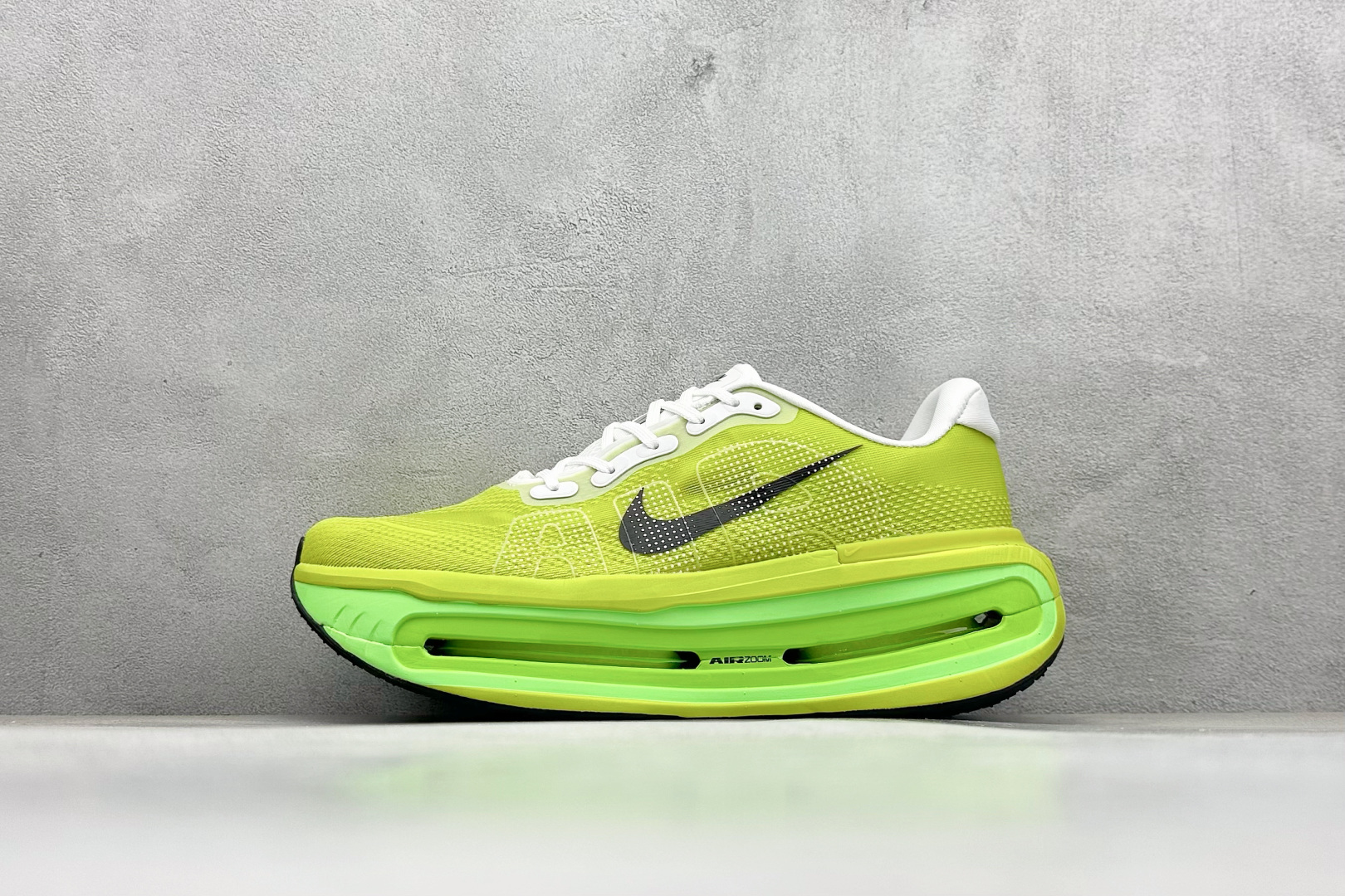 NIKE VOMERO PREMIUM 全掌气垫纤维气柱网面跑步鞋 HQ2050-558