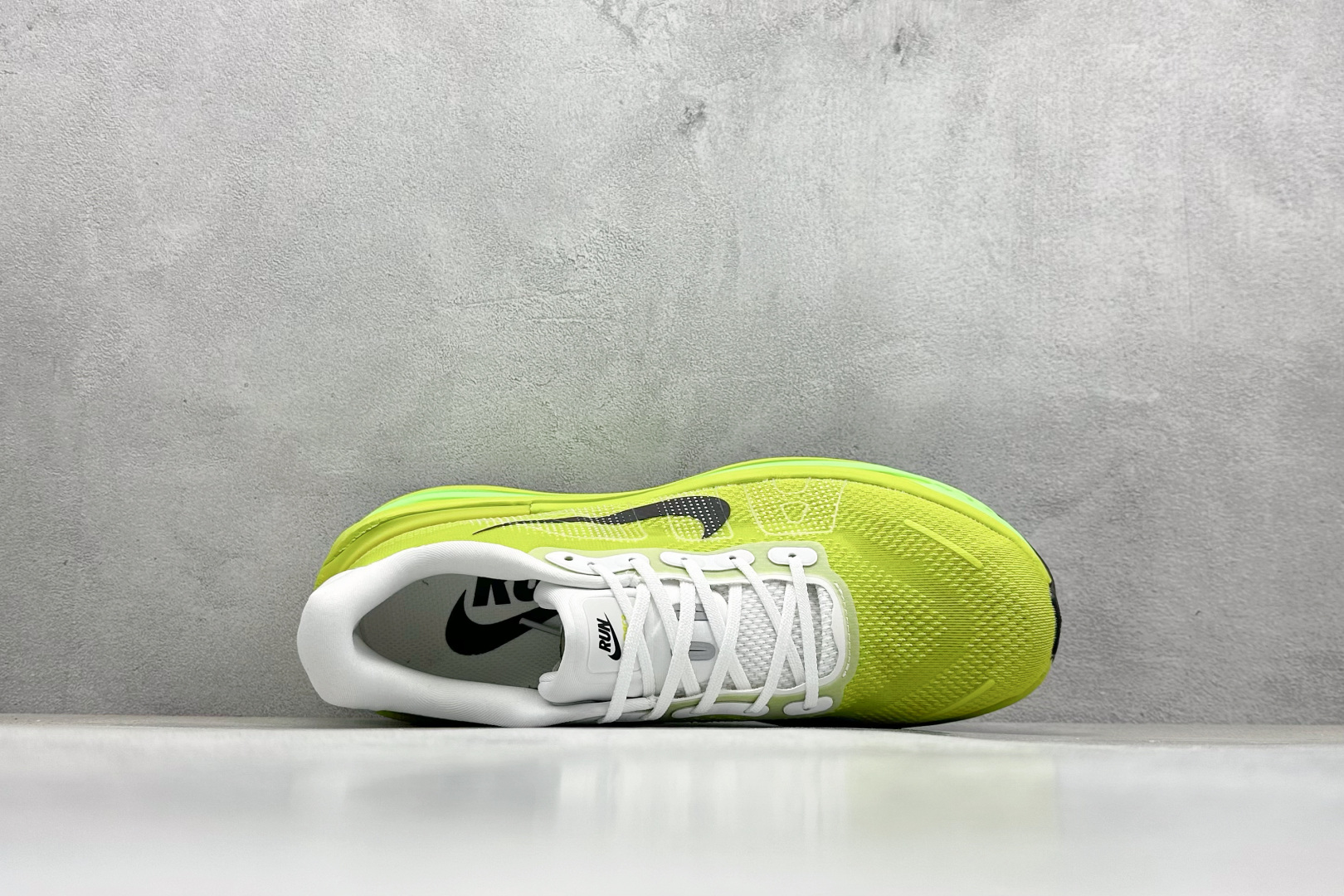 NIKE VOMERO PREMIUM 全掌气垫纤维气柱网面跑步鞋 HQ2050-558