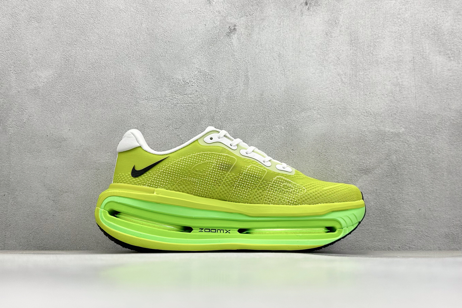 NIKE VOMERO PREMIUM 全掌气垫纤维气柱网面跑步鞋 HQ2050-558