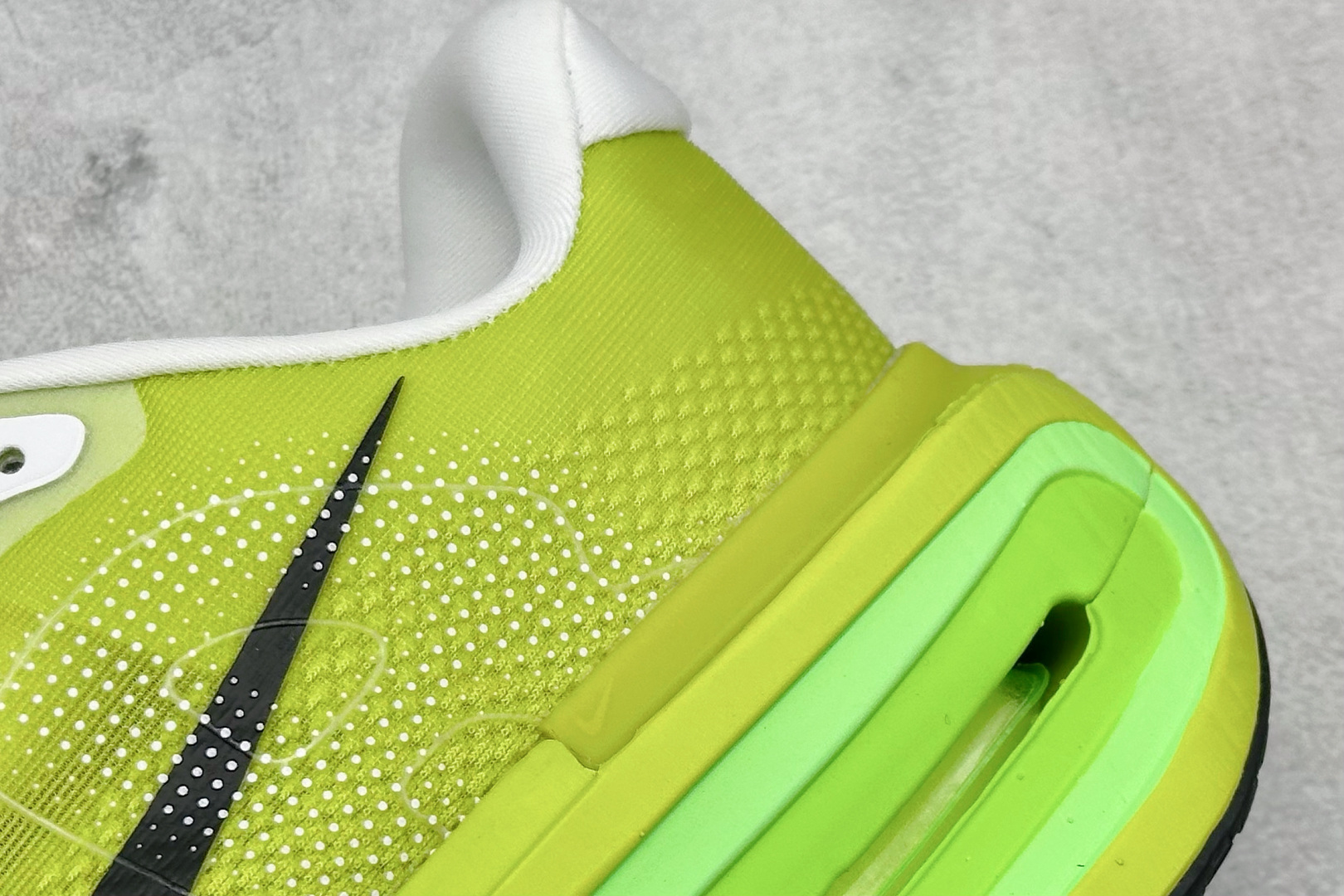 NIKE VOMERO PREMIUM 全掌气垫纤维气柱网面跑步鞋 HQ2050-558
