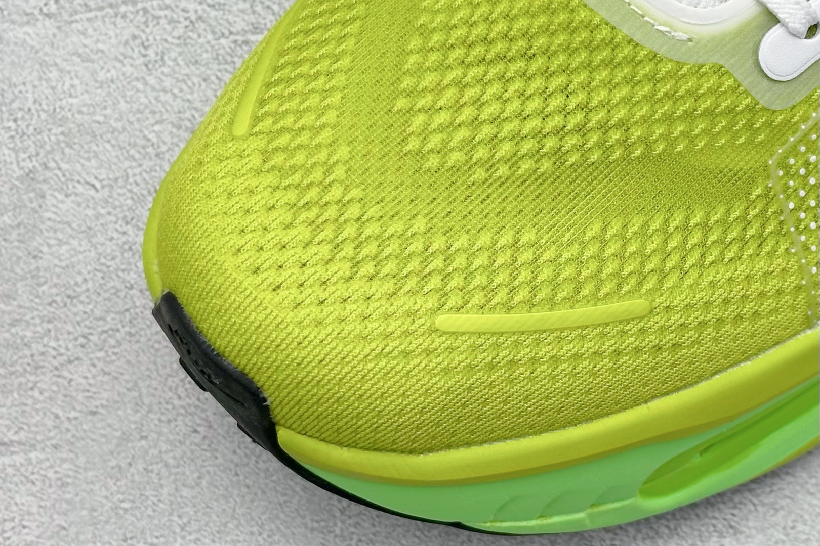 NIKE VOMERO PREMIUM 全掌气垫纤维气柱网面跑步鞋 HQ2050-558