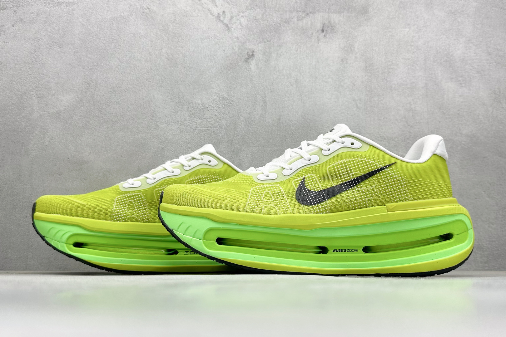 NIKE VOMERO PREMIUM 全掌气垫纤维气柱网面跑步鞋 HQ2050-558