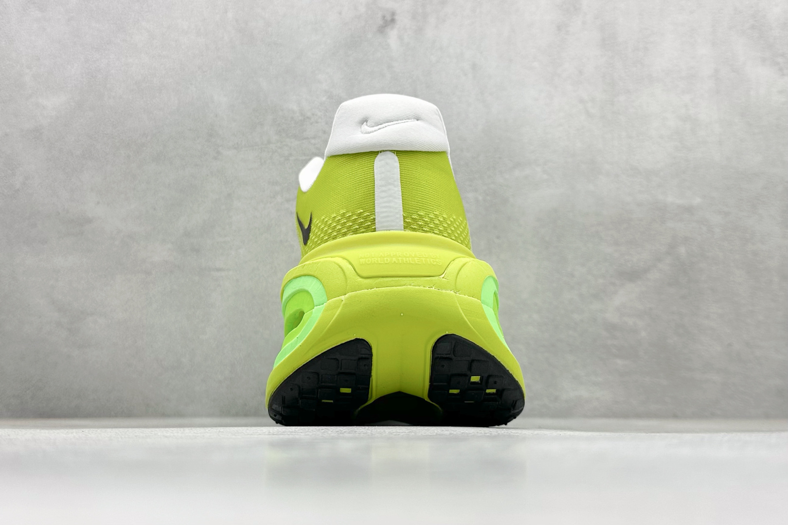NIKE VOMERO PREMIUM 全掌气垫纤维气柱网面跑步鞋 HQ2050-558