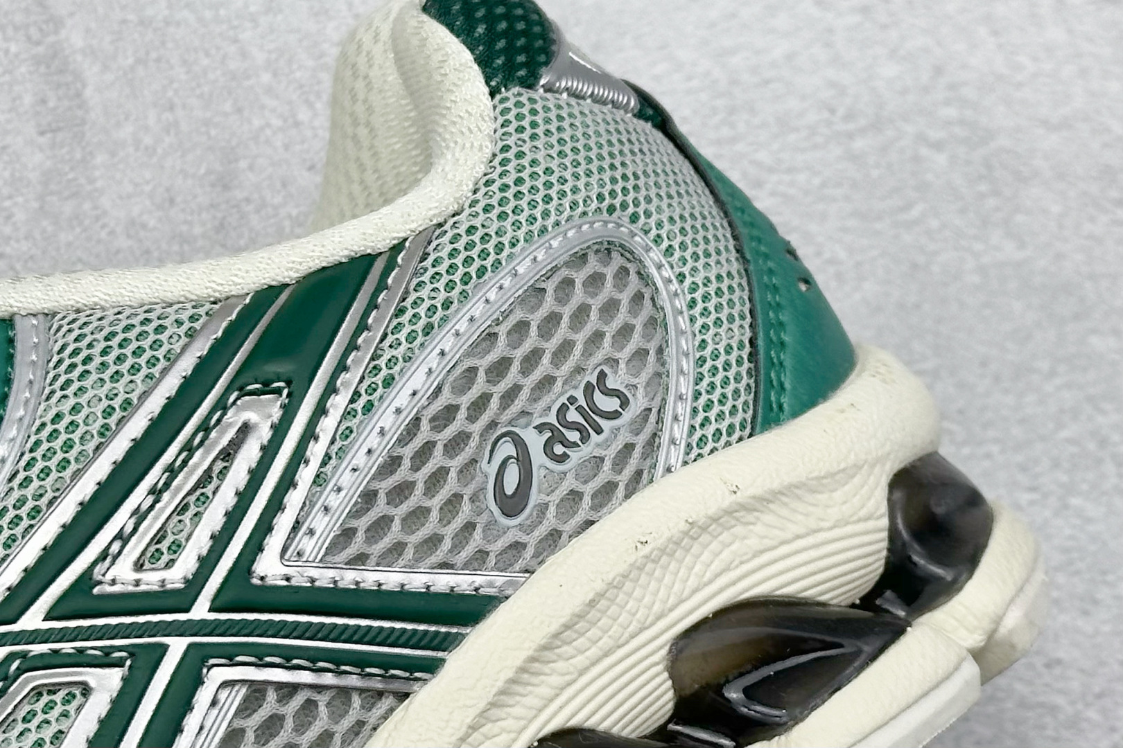 Asics Gel-Nimbus 10.1 亚瑟士复古透气休闲鞋缓震男子耐磨跑步鞋 1203A674-020