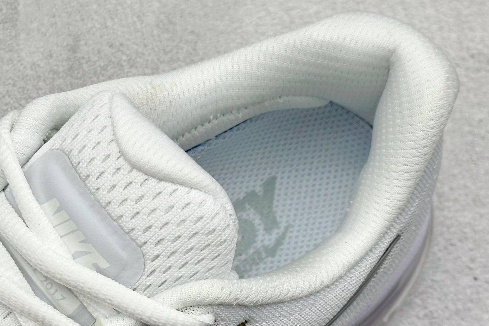 图片[8]-福利特价  Nike Air Max 2017 全掌气垫鞋 大厂高规格跟单货 经典再现 三层编织鞋面搭载原厂气垫 配备超厚护脚透气防臭鞋垫 自信于专柜比较 最值得信任的保真品 征服各种顾虑与比较 专享高级舒适脚感 货号：849560-009 尺码：36 36.5 37.5 38 38.5 39 40 40.5 41 42 42.5 43 44 44.5 45-选品中心