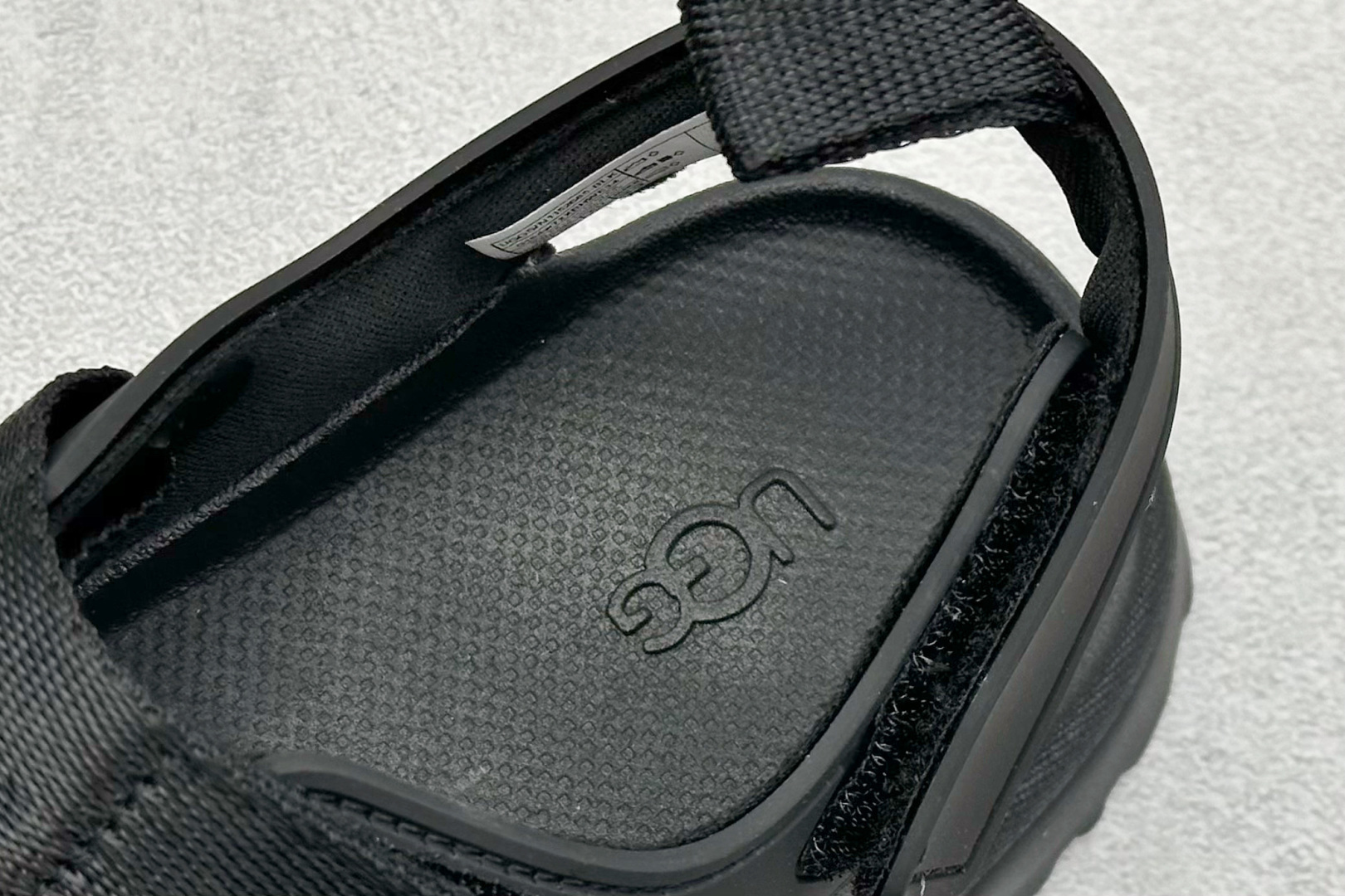 图片[8]-XD版UGG 百搭单品炫金多巴胺凉鞋 Hanni 众明星同款莞产原版开发 露趾魔术贴 一字带凉鞋 延续了雪地靴的厚底设计 双层组合EVA大底增高5cm 上脚第一感觉就是软 整体超轻盈舒适 方便穿脱 简直夏日必备了 魔术贴设计可调节鞋面贴合脚部曲线 多色可选择 凉鞋和袜套搭配出鬼马少女感 夏季可搭配任何风格 打造夏日彩色辣妹look 货号：W / 1152685 尺码：35-40-选品中心