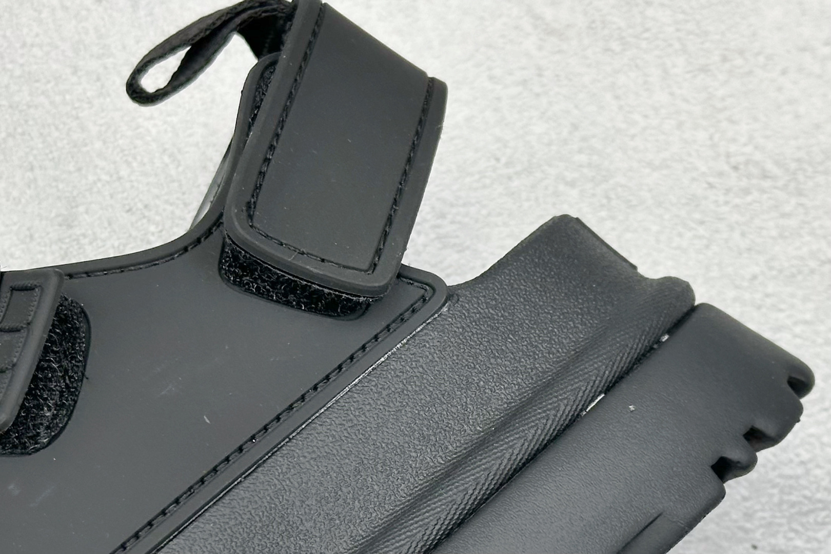 图片[9]-XD版UGG 百搭单品炫金多巴胺凉鞋 Hanni 众明星同款莞产原版开发 露趾魔术贴 一字带凉鞋 延续了雪地靴的厚底设计 双层组合EVA大底增高5cm 上脚第一感觉就是软 整体超轻盈舒适 方便穿脱 简直夏日必备了 魔术贴设计可调节鞋面贴合脚部曲线 多色可选择 凉鞋和袜套搭配出鬼马少女感 夏季可搭配任何风格 打造夏日彩色辣妹look 货号：W / 1152685 尺码：35-40-选品中心