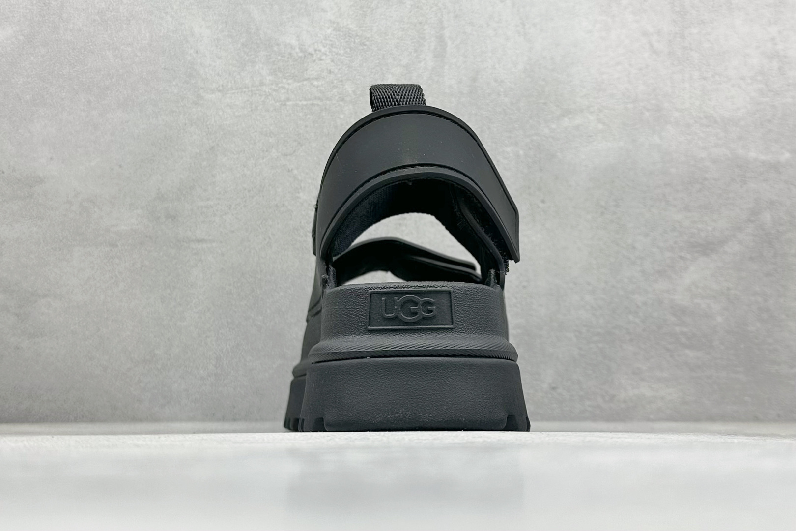 图片[6]-XD版UGG 百搭单品炫金多巴胺凉鞋 Hanni 众明星同款莞产原版开发 露趾魔术贴 一字带凉鞋 延续了雪地靴的厚底设计 双层组合EVA大底增高5cm 上脚第一感觉就是软 整体超轻盈舒适 方便穿脱 简直夏日必备了 魔术贴设计可调节鞋面贴合脚部曲线 多色可选择 凉鞋和袜套搭配出鬼马少女感 夏季可搭配任何风格 打造夏日彩色辣妹look 货号：W / 1152685 尺码：35-40-选品中心