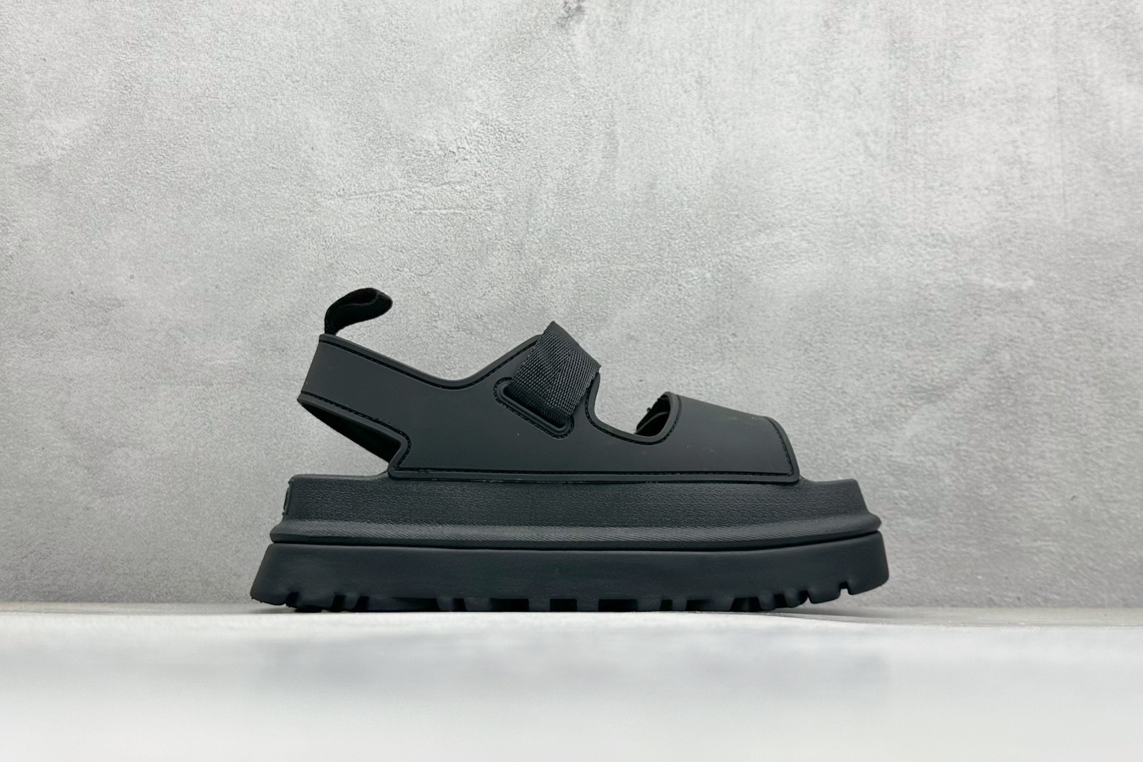 图片[2]-XD版UGG 百搭单品炫金多巴胺凉鞋 Hanni 众明星同款莞产原版开发 露趾魔术贴 一字带凉鞋 延续了雪地靴的厚底设计 双层组合EVA大底增高5cm 上脚第一感觉就是软 整体超轻盈舒适 方便穿脱 简直夏日必备了 魔术贴设计可调节鞋面贴合脚部曲线 多色可选择 凉鞋和袜套搭配出鬼马少女感 夏季可搭配任何风格 打造夏日彩色辣妹look 货号：W / 1152685 尺码：35-40-选品中心