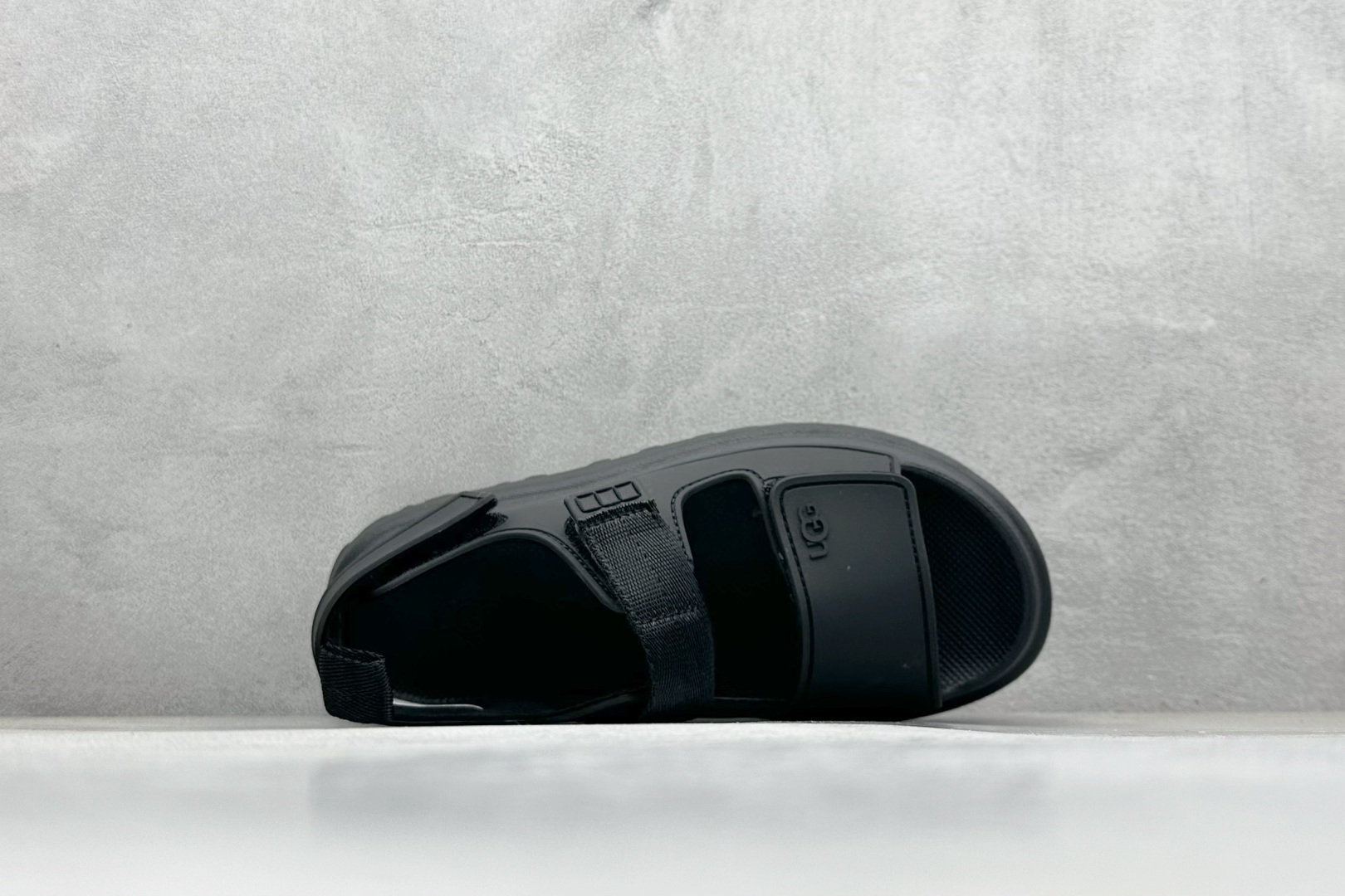 图片[3]-XD版UGG 百搭单品炫金多巴胺凉鞋 Hanni 众明星同款莞产原版开发 露趾魔术贴 一字带凉鞋 延续了雪地靴的厚底设计 双层组合EVA大底增高5cm 上脚第一感觉就是软 整体超轻盈舒适 方便穿脱 简直夏日必备了 魔术贴设计可调节鞋面贴合脚部曲线 多色可选择 凉鞋和袜套搭配出鬼马少女感 夏季可搭配任何风格 打造夏日彩色辣妹look 货号：W / 1152685 尺码：35-40-选品中心