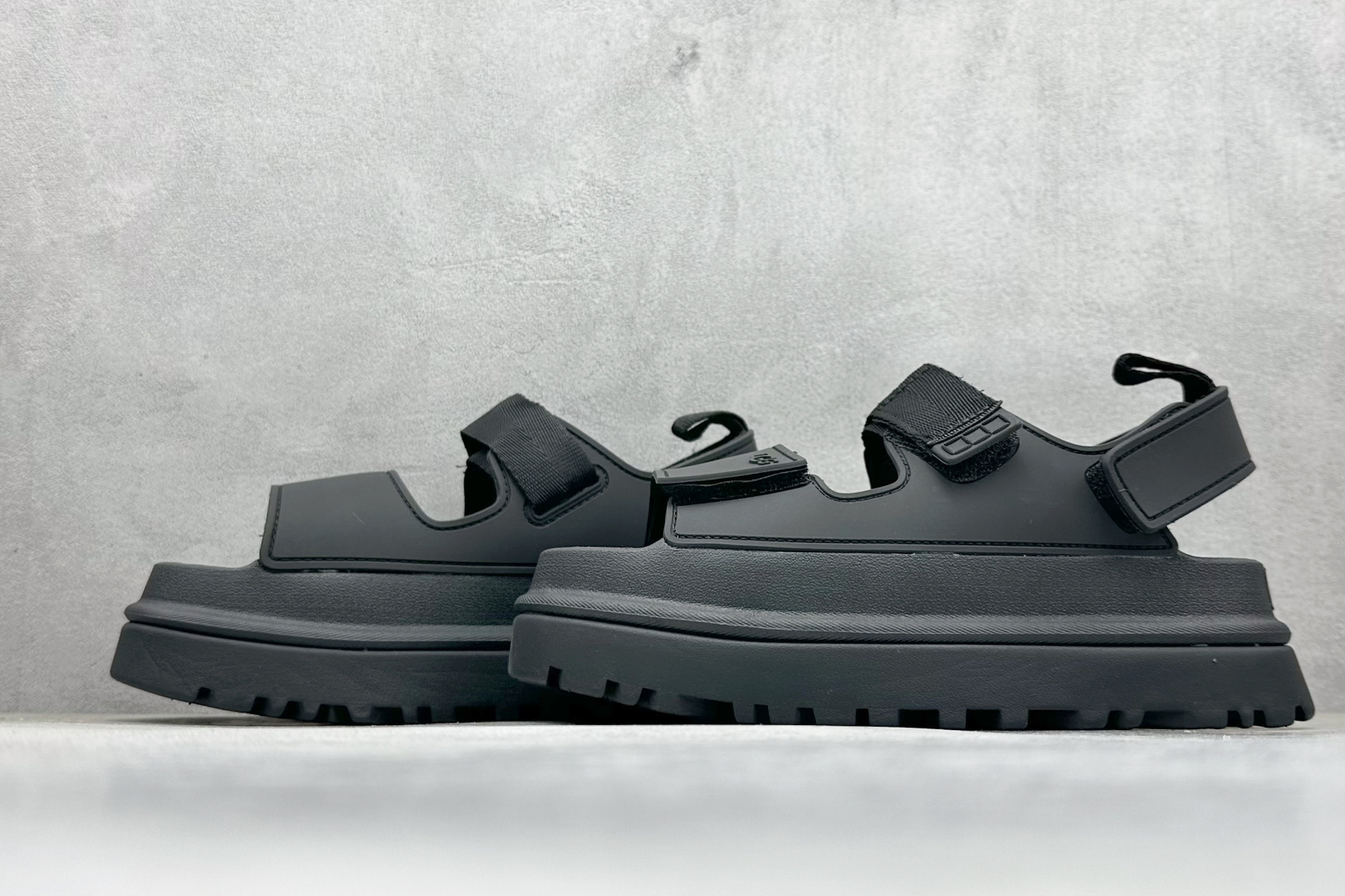 图片[5]-XD版UGG 百搭单品炫金多巴胺凉鞋 Hanni 众明星同款莞产原版开发 露趾魔术贴 一字带凉鞋 延续了雪地靴的厚底设计 双层组合EVA大底增高5cm 上脚第一感觉就是软 整体超轻盈舒适 方便穿脱 简直夏日必备了 魔术贴设计可调节鞋面贴合脚部曲线 多色可选择 凉鞋和袜套搭配出鬼马少女感 夏季可搭配任何风格 打造夏日彩色辣妹look 货号：W / 1152685 尺码：35-40-选品中心