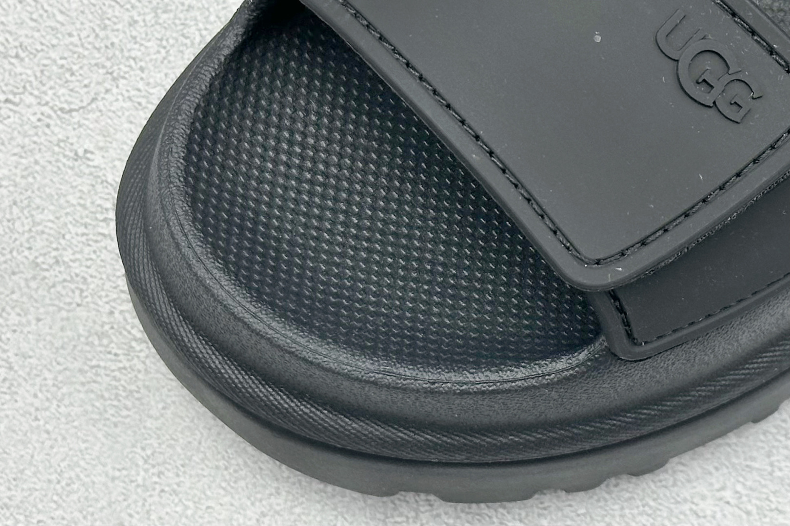 图片[7]-XD版UGG 百搭单品炫金多巴胺凉鞋 Hanni 众明星同款莞产原版开发 露趾魔术贴 一字带凉鞋 延续了雪地靴的厚底设计 双层组合EVA大底增高5cm 上脚第一感觉就是软 整体超轻盈舒适 方便穿脱 简直夏日必备了 魔术贴设计可调节鞋面贴合脚部曲线 多色可选择 凉鞋和袜套搭配出鬼马少女感 夏季可搭配任何风格 打造夏日彩色辣妹look 货号：W / 1152685 尺码：35-40-选品中心