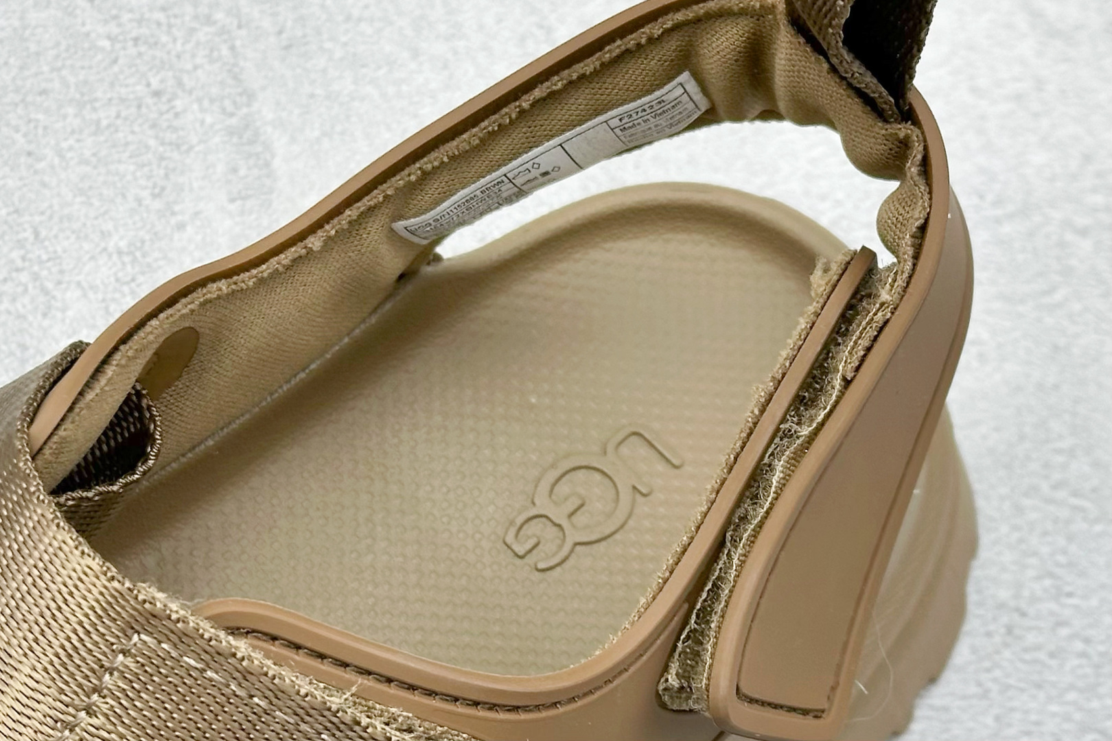 图片[8]-XD版UGG 百搭单品炫金多巴胺凉鞋 Hanni 众明星同款莞产原版开发 露趾魔术贴 一字带凉鞋 延续了雪地靴的厚底设计 双层组合EVA大底增高5cm 上脚第一感觉就是软 整体超轻盈舒适 方便穿脱 简直夏日必备了 魔术贴设计可调节鞋面贴合脚部曲线 多色可选择 凉鞋和袜套搭配出鬼马少女感 夏季可搭配任何风格 打造夏日彩色辣妹look 货号：W / 1152685 尺码：35-40-选品中心