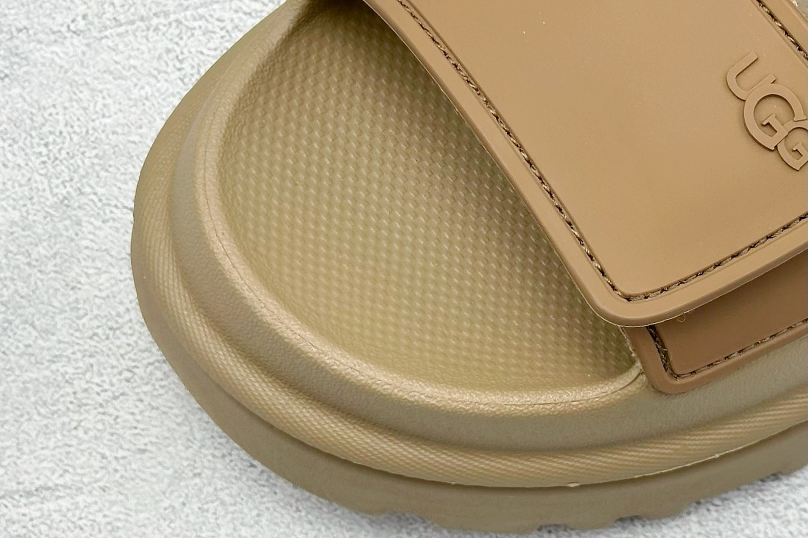 图片[7]-XD版UGG 百搭单品炫金多巴胺凉鞋 Hanni 众明星同款莞产原版开发 露趾魔术贴 一字带凉鞋 延续了雪地靴的厚底设计 双层组合EVA大底增高5cm 上脚第一感觉就是软 整体超轻盈舒适 方便穿脱 简直夏日必备了 魔术贴设计可调节鞋面贴合脚部曲线 多色可选择 凉鞋和袜套搭配出鬼马少女感 夏季可搭配任何风格 打造夏日彩色辣妹look 货号：W / 1152685 尺码：35-40-选品中心