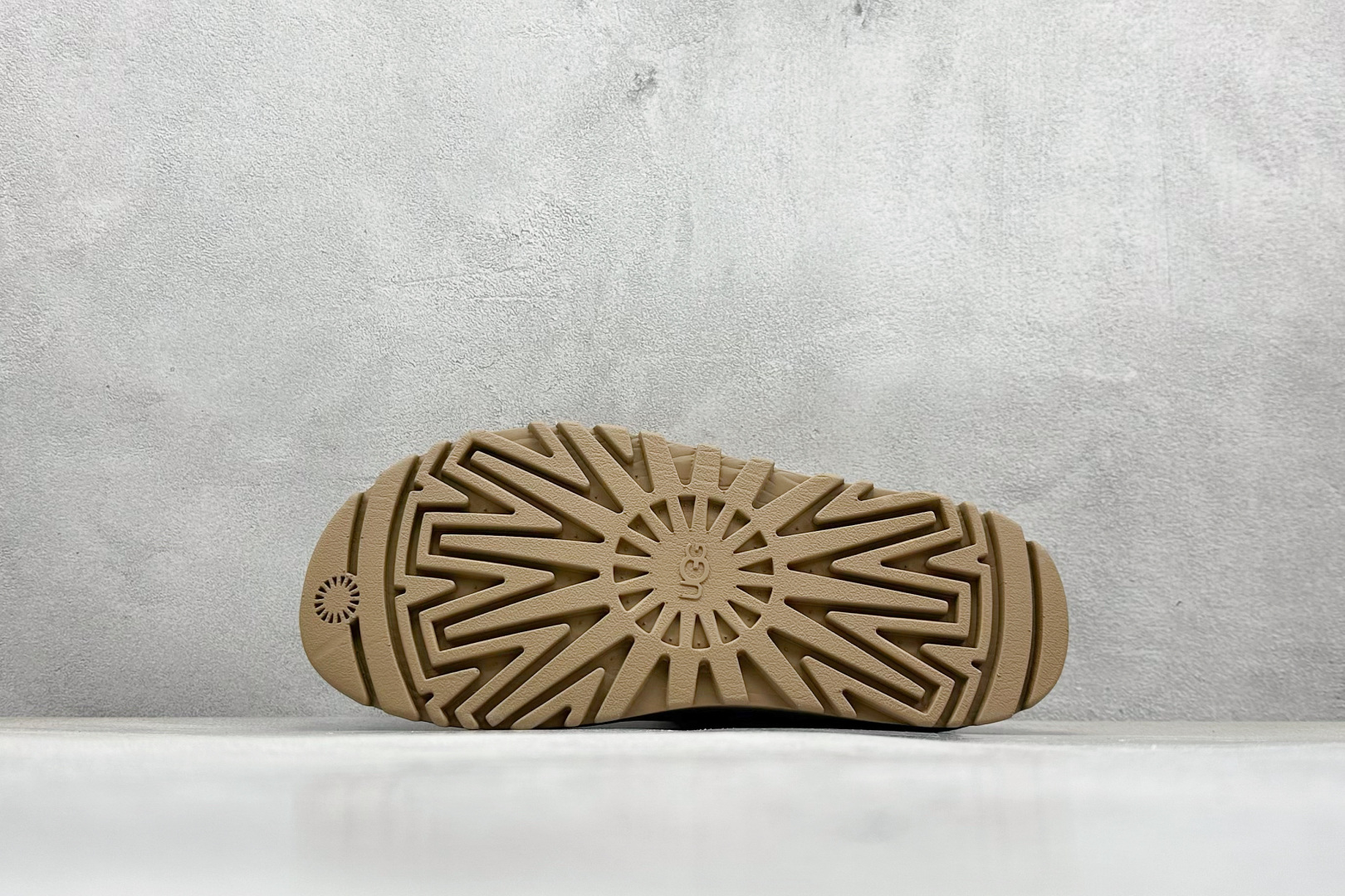 图片[4]-XD版UGG 百搭单品炫金多巴胺凉鞋 Hanni 众明星同款莞产原版开发 露趾魔术贴 一字带凉鞋 延续了雪地靴的厚底设计 双层组合EVA大底增高5cm 上脚第一感觉就是软 整体超轻盈舒适 方便穿脱 简直夏日必备了 魔术贴设计可调节鞋面贴合脚部曲线 多色可选择 凉鞋和袜套搭配出鬼马少女感 夏季可搭配任何风格 打造夏日彩色辣妹look 货号：W / 1152685 尺码：35-40-选品中心