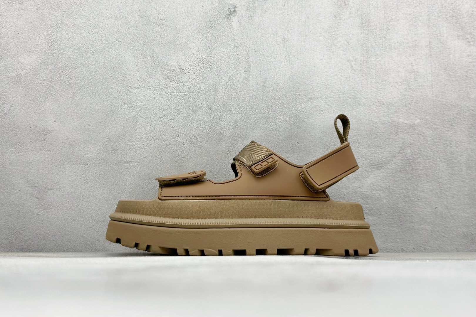 XD版UGG 百搭单品炫金多巴胺凉鞋 Hanni 众明星同款莞产原版开发 露趾魔术贴 一字带凉鞋 延续了雪地靴的厚底设计 双层组合EVA大底增高5cm 上脚第一感觉就是软 整体超轻盈舒适 方便穿脱 简直夏日必备了 魔术贴设计可调节鞋面贴合脚部曲线 多色可选择 凉鞋和袜套搭配出鬼马少女感 夏季可搭配任何风格 打造夏日彩色辣妹look 货号：W / 1152685 尺码：35-40-选品中心