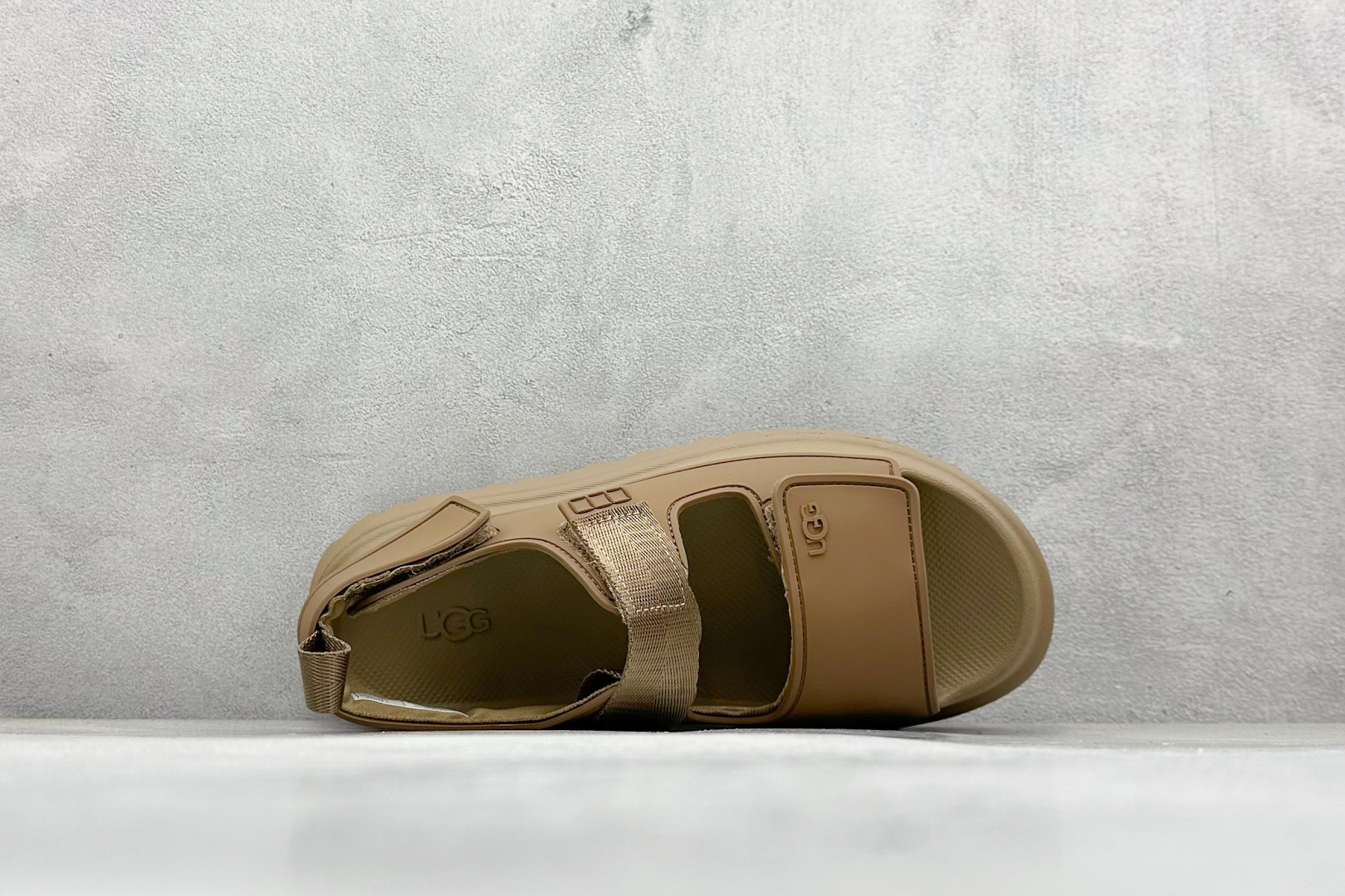 图片[3]-XD版UGG 百搭单品炫金多巴胺凉鞋 Hanni 众明星同款莞产原版开发 露趾魔术贴 一字带凉鞋 延续了雪地靴的厚底设计 双层组合EVA大底增高5cm 上脚第一感觉就是软 整体超轻盈舒适 方便穿脱 简直夏日必备了 魔术贴设计可调节鞋面贴合脚部曲线 多色可选择 凉鞋和袜套搭配出鬼马少女感 夏季可搭配任何风格 打造夏日彩色辣妹look 货号：W / 1152685 尺码：35-40-选品中心