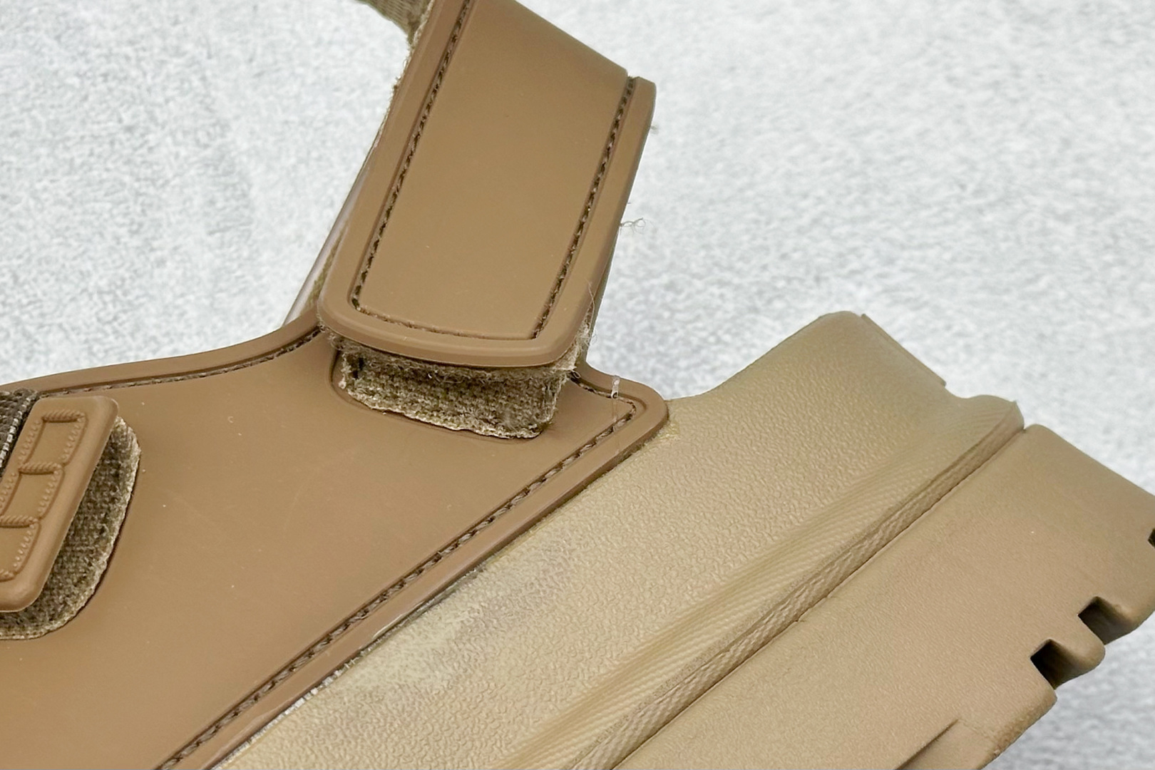 图片[9]-XD版UGG 百搭单品炫金多巴胺凉鞋 Hanni 众明星同款莞产原版开发 露趾魔术贴 一字带凉鞋 延续了雪地靴的厚底设计 双层组合EVA大底增高5cm 上脚第一感觉就是软 整体超轻盈舒适 方便穿脱 简直夏日必备了 魔术贴设计可调节鞋面贴合脚部曲线 多色可选择 凉鞋和袜套搭配出鬼马少女感 夏季可搭配任何风格 打造夏日彩色辣妹look 货号：W / 1152685 尺码：35-40-选品中心