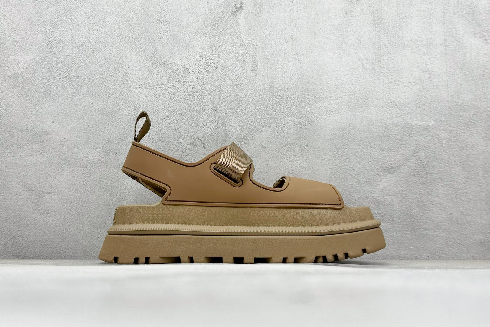 图片[2]-XD版UGG 百搭单品炫金多巴胺凉鞋 Hanni 众明星同款莞产原版开发 露趾魔术贴 一字带凉鞋 延续了雪地靴的厚底设计 双层组合EVA大底增高5cm 上脚第一感觉就是软 整体超轻盈舒适 方便穿脱 简直夏日必备了 魔术贴设计可调节鞋面贴合脚部曲线 多色可选择 凉鞋和袜套搭配出鬼马少女感 夏季可搭配任何风格 打造夏日彩色辣妹look 货号：W / 1152685 尺码：35-40-选品中心