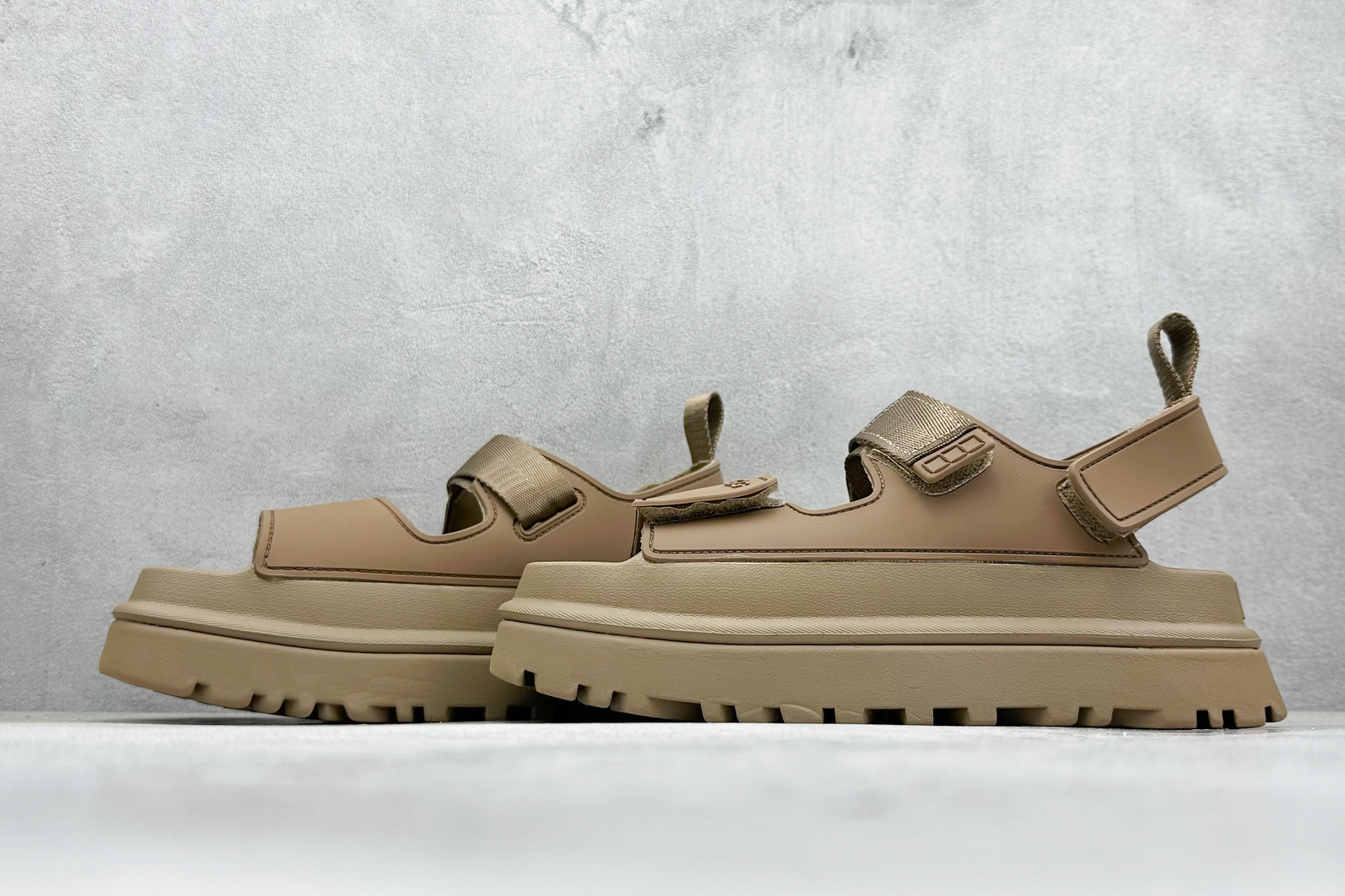 图片[5]-XD版UGG 百搭单品炫金多巴胺凉鞋 Hanni 众明星同款莞产原版开发 露趾魔术贴 一字带凉鞋 延续了雪地靴的厚底设计 双层组合EVA大底增高5cm 上脚第一感觉就是软 整体超轻盈舒适 方便穿脱 简直夏日必备了 魔术贴设计可调节鞋面贴合脚部曲线 多色可选择 凉鞋和袜套搭配出鬼马少女感 夏季可搭配任何风格 打造夏日彩色辣妹look 货号：W / 1152685 尺码：35-40-选品中心