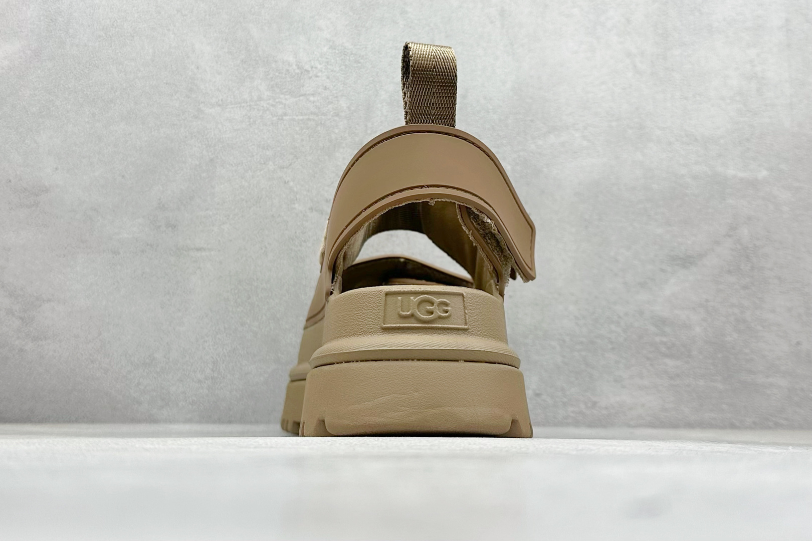 图片[6]-XD版UGG 百搭单品炫金多巴胺凉鞋 Hanni 众明星同款莞产原版开发 露趾魔术贴 一字带凉鞋 延续了雪地靴的厚底设计 双层组合EVA大底增高5cm 上脚第一感觉就是软 整体超轻盈舒适 方便穿脱 简直夏日必备了 魔术贴设计可调节鞋面贴合脚部曲线 多色可选择 凉鞋和袜套搭配出鬼马少女感 夏季可搭配任何风格 打造夏日彩色辣妹look 货号：W / 1152685 尺码：35-40-选品中心