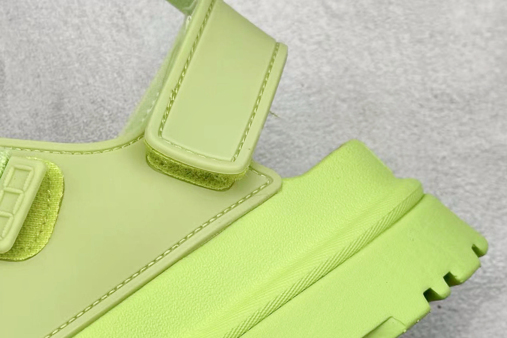 图片[9]-XD版UGG 百搭单品炫金多巴胺凉鞋 Hanni 众明星同款莞产原版开发 露趾魔术贴 一字带凉鞋 延续了雪地靴的厚底设计 双层组合EVA大底增高5cm 上脚第一感觉就是软 整体超轻盈舒适 方便穿脱 简直夏日必备了 魔术贴设计可调节鞋面贴合脚部曲线 多色可选择 凉鞋和袜套搭配出鬼马少女感 夏季可搭配任何风格 打造夏日彩色辣妹look 货号：W / 1152685 尺码：35-40-选品中心