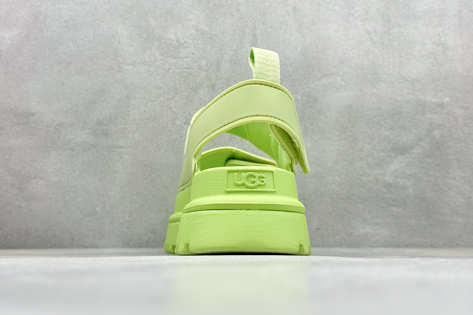 图片[6]-XD版UGG 百搭单品炫金多巴胺凉鞋 Hanni 众明星同款莞产原版开发 露趾魔术贴 一字带凉鞋 延续了雪地靴的厚底设计 双层组合EVA大底增高5cm 上脚第一感觉就是软 整体超轻盈舒适 方便穿脱 简直夏日必备了 魔术贴设计可调节鞋面贴合脚部曲线 多色可选择 凉鞋和袜套搭配出鬼马少女感 夏季可搭配任何风格 打造夏日彩色辣妹look 货号：W / 1152685 尺码：35-40-选品中心