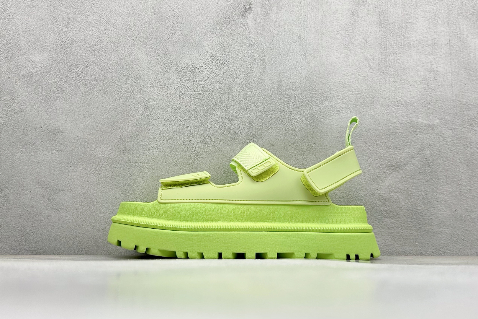 XD版UGG 百搭单品炫金多巴胺凉鞋 Hanni 众明星同款莞产原版开发 露趾魔术贴 一字带凉鞋 延续了雪地靴的厚底设计 双层组合EVA大底增高5cm 上脚第一感觉就是软 整体超轻盈舒适 方便穿脱 简直夏日必备了 魔术贴设计可调节鞋面贴合脚部曲线 多色可选择 凉鞋和袜套搭配出鬼马少女感 夏季可搭配任何风格 打造夏日彩色辣妹look 货号：W / 1152685 尺码：35-40-选品中心