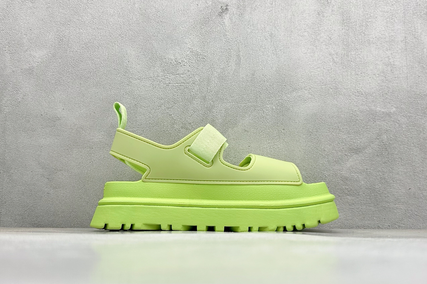 图片[2]-XD版UGG 百搭单品炫金多巴胺凉鞋 Hanni 众明星同款莞产原版开发 露趾魔术贴 一字带凉鞋 延续了雪地靴的厚底设计 双层组合EVA大底增高5cm 上脚第一感觉就是软 整体超轻盈舒适 方便穿脱 简直夏日必备了 魔术贴设计可调节鞋面贴合脚部曲线 多色可选择 凉鞋和袜套搭配出鬼马少女感 夏季可搭配任何风格 打造夏日彩色辣妹look 货号：W / 1152685 尺码：35-40-选品中心