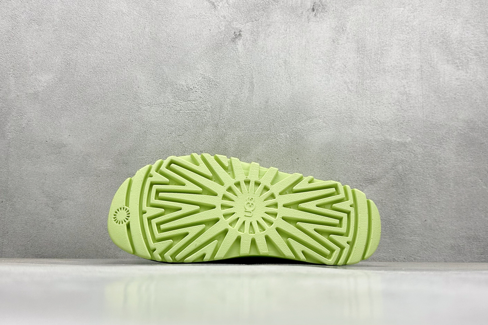 图片[4]-XD版UGG 百搭单品炫金多巴胺凉鞋 Hanni 众明星同款莞产原版开发 露趾魔术贴 一字带凉鞋 延续了雪地靴的厚底设计 双层组合EVA大底增高5cm 上脚第一感觉就是软 整体超轻盈舒适 方便穿脱 简直夏日必备了 魔术贴设计可调节鞋面贴合脚部曲线 多色可选择 凉鞋和袜套搭配出鬼马少女感 夏季可搭配任何风格 打造夏日彩色辣妹look 货号：W / 1152685 尺码：35-40-选品中心